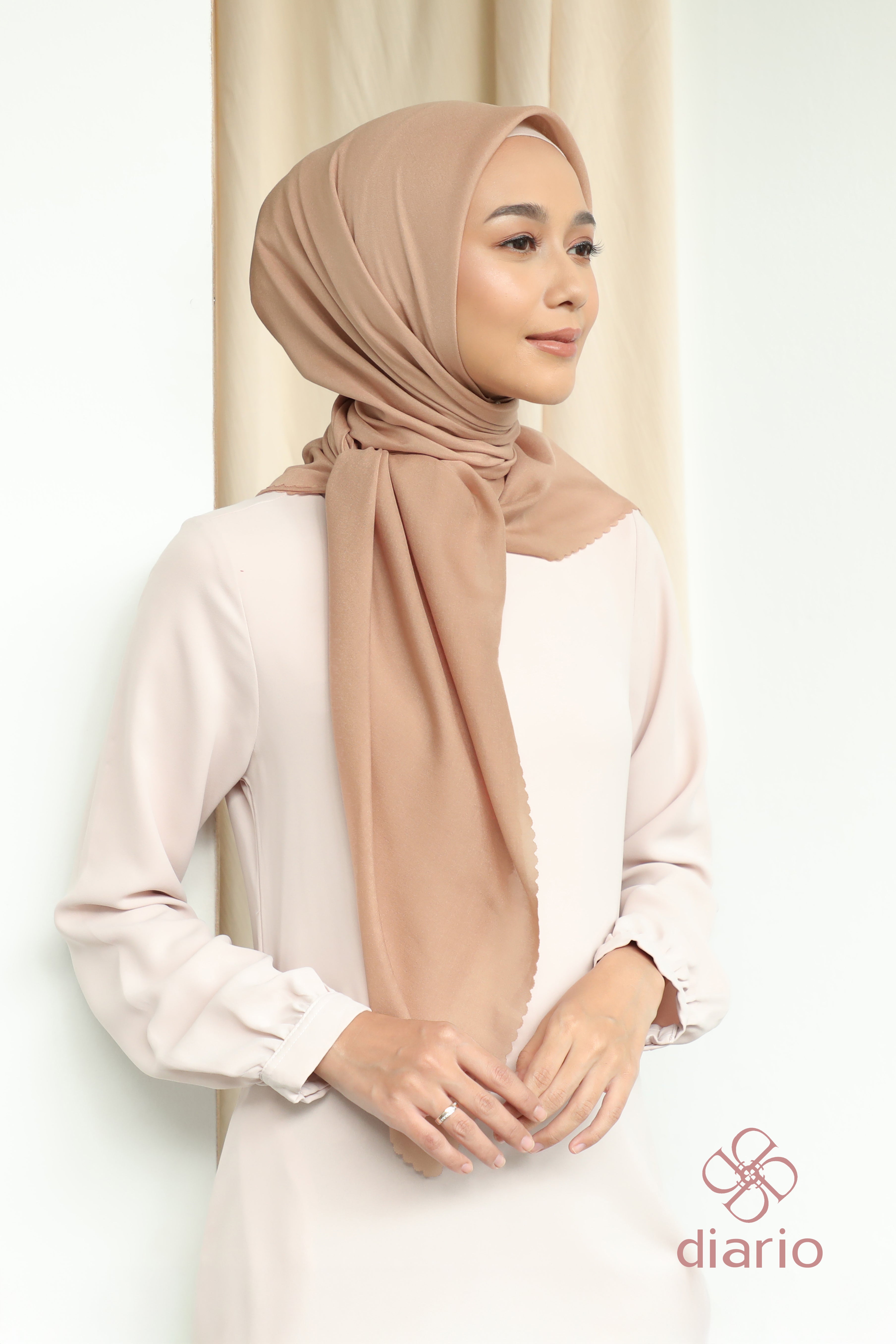 Diario - Kerudung Segi Empat Sahara LC Plain Scarf