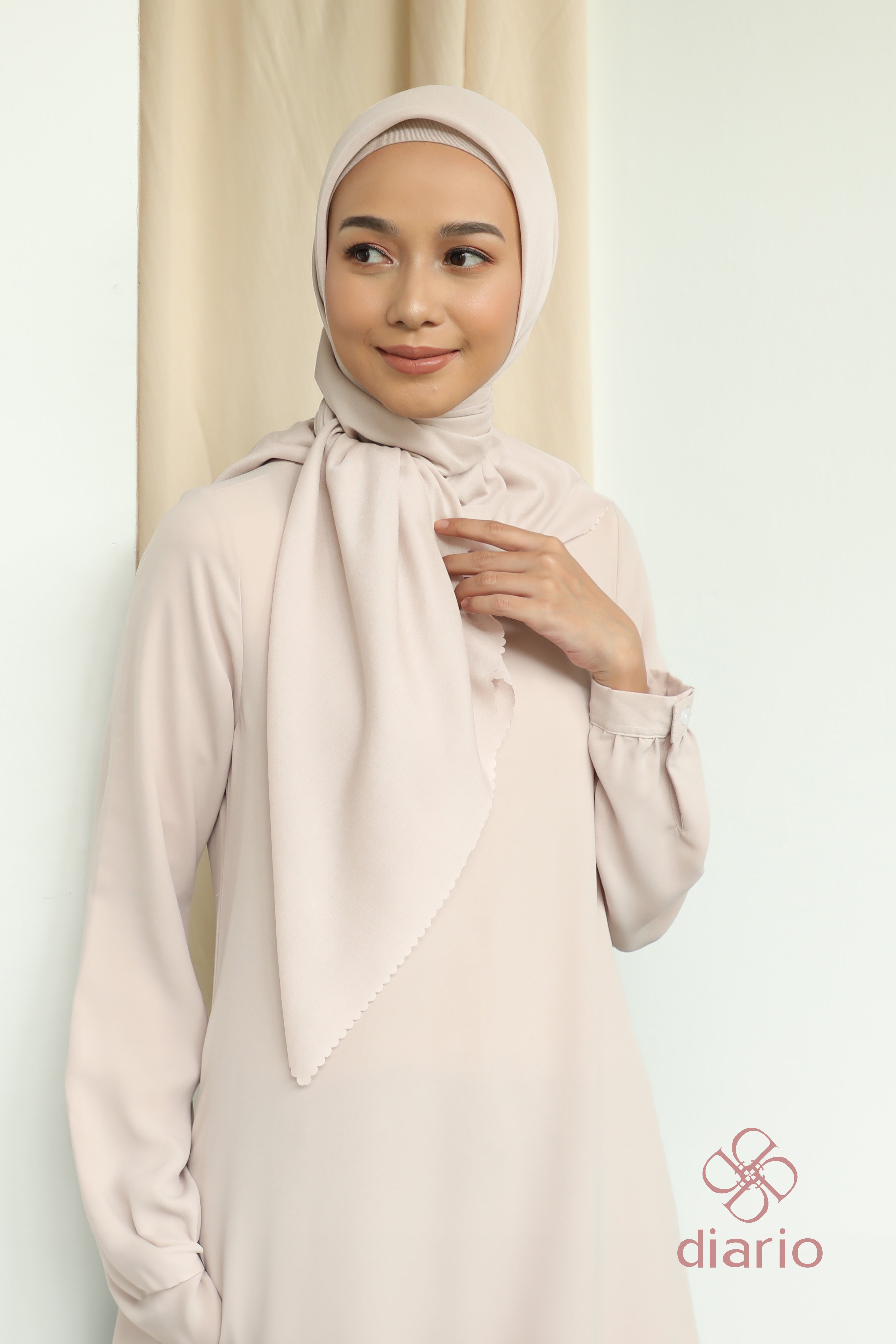 Diario - Kerudung Segi Empat Sahara LC Plain Scarf