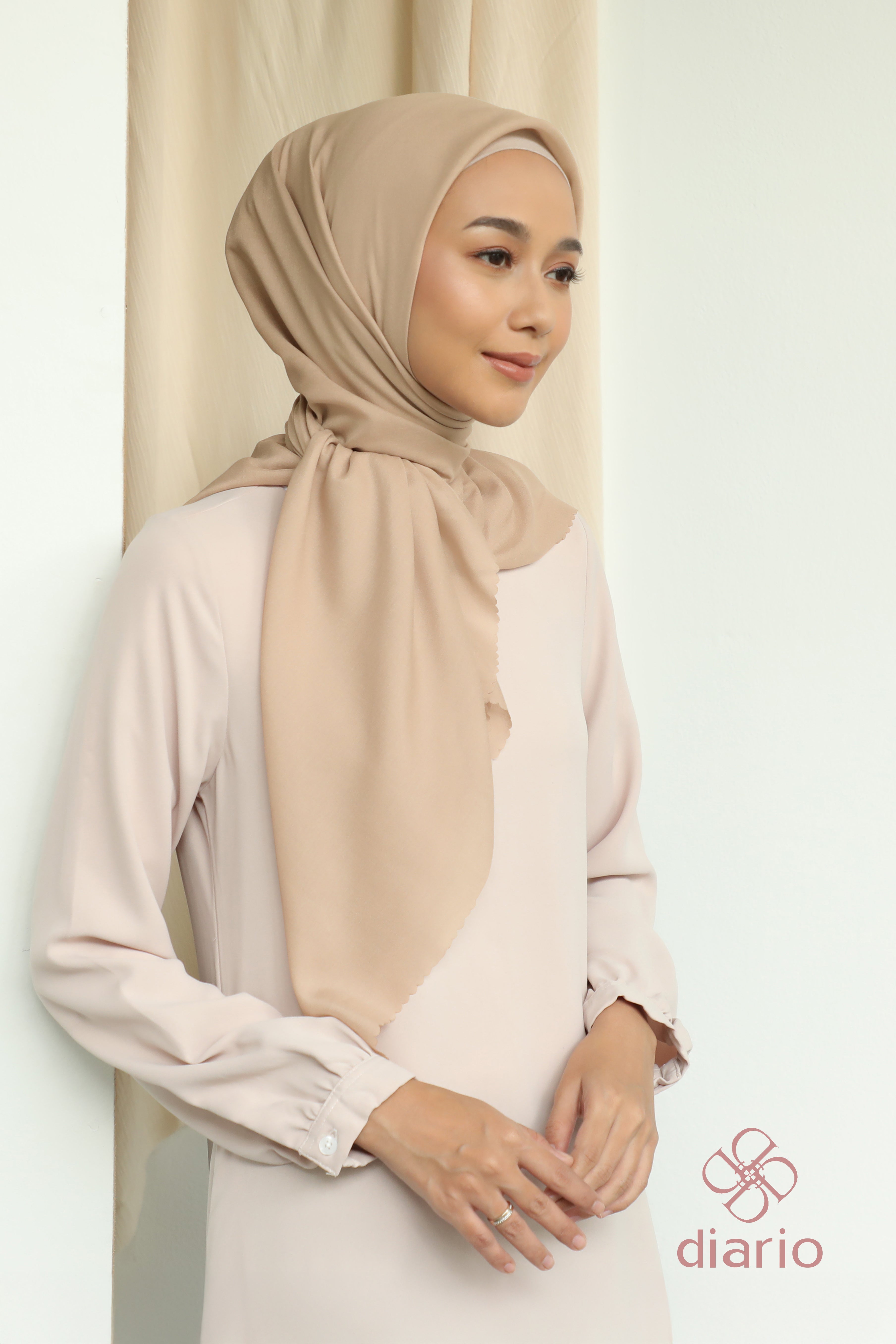 Diario - Kerudung Segi Empat Sahara LC Plain Scarf