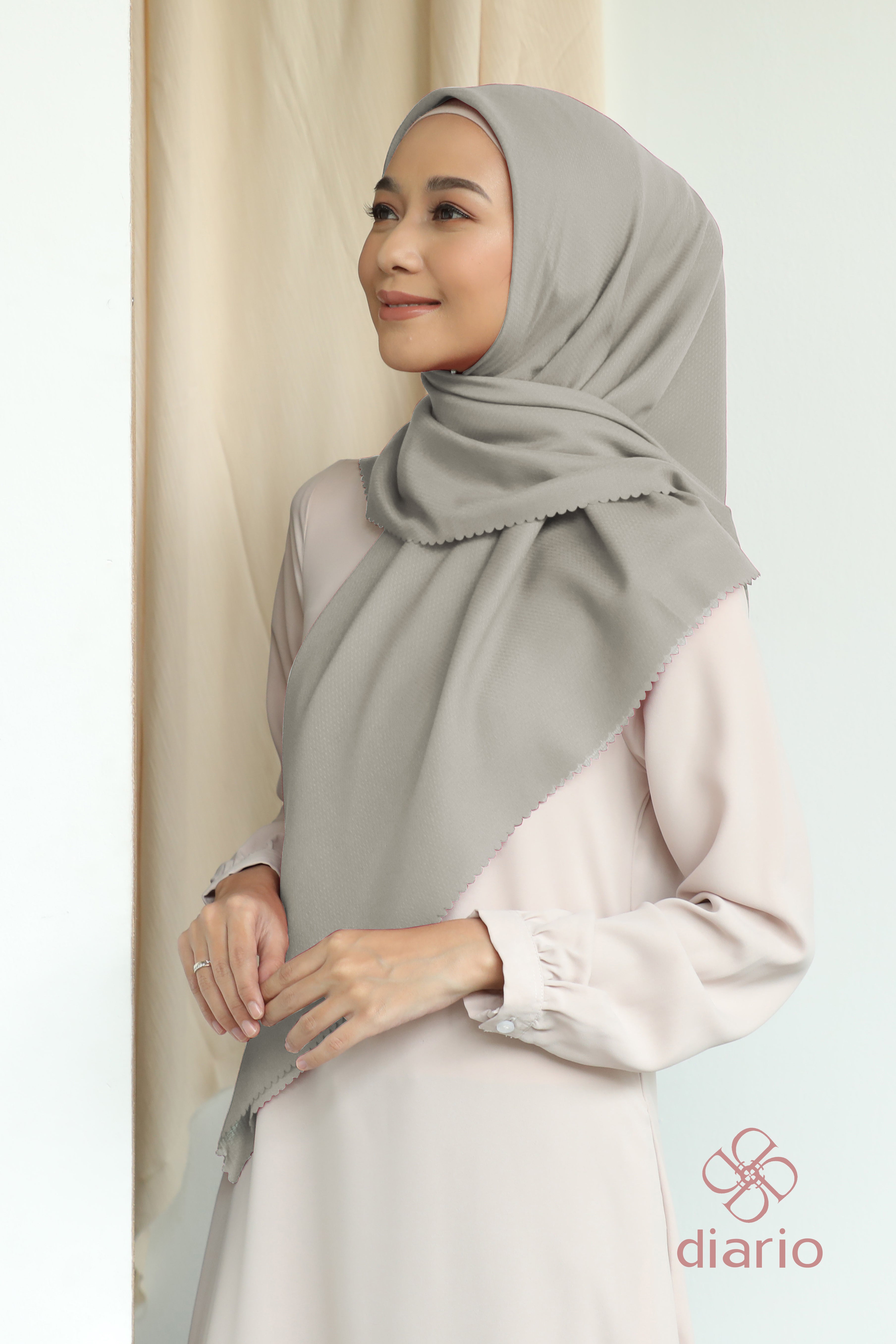 Diario - Kerudung Segi Empat Sahara LC Plain Scarf