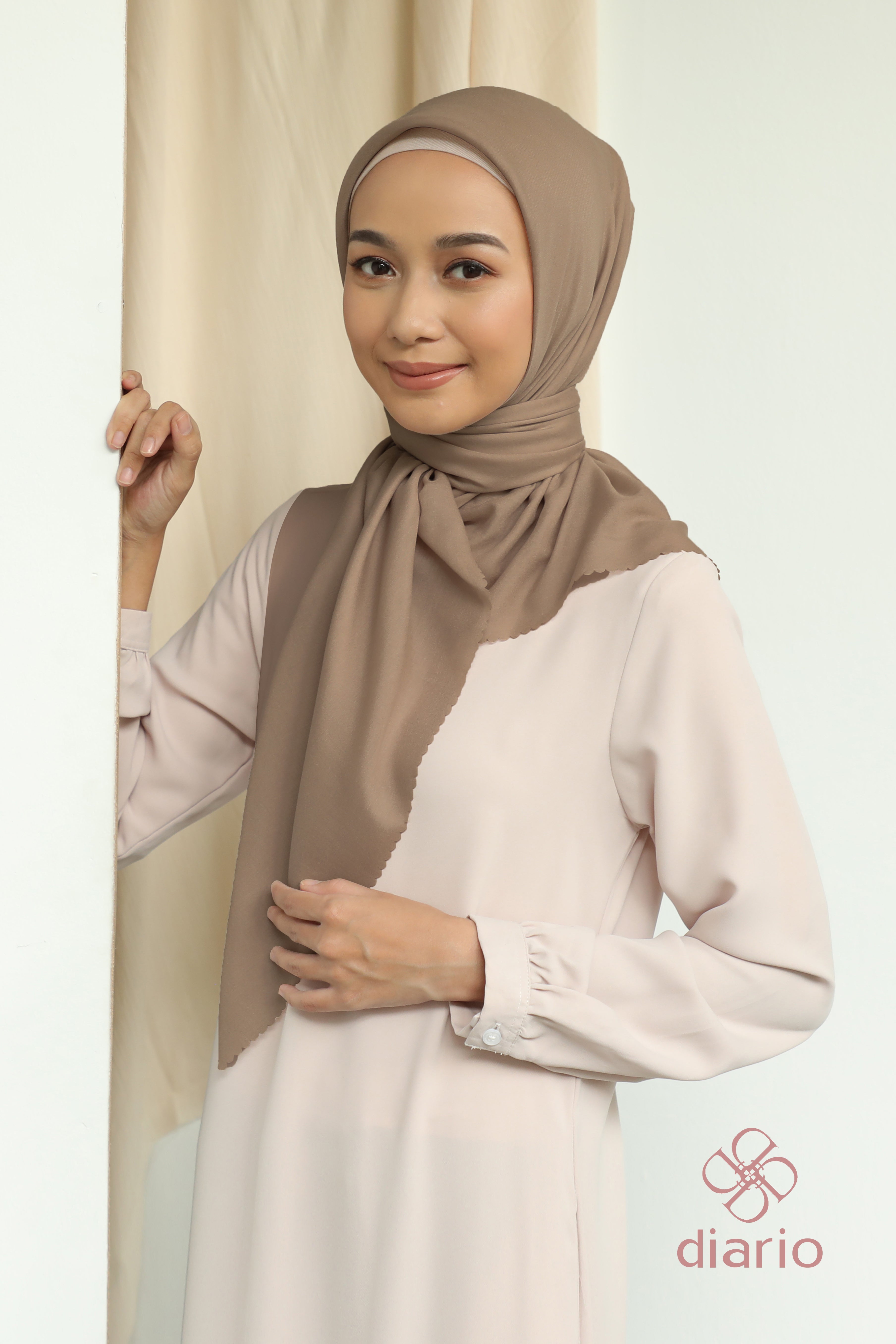 Diario - Kerudung Segi Empat Sahara LC Plain Scarf
