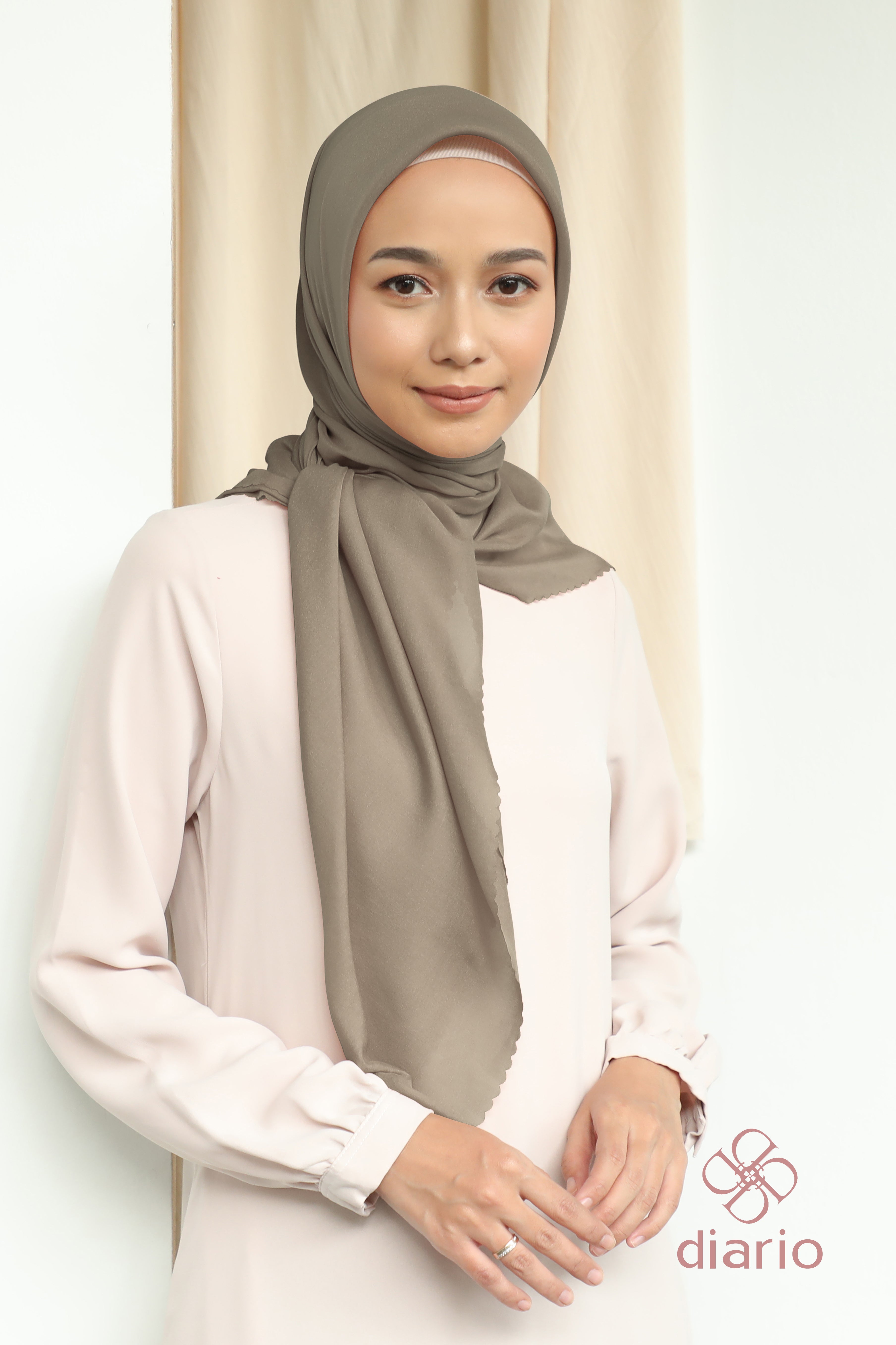 Diario - Kerudung Segi Empat Sahara LC Plain Scarf