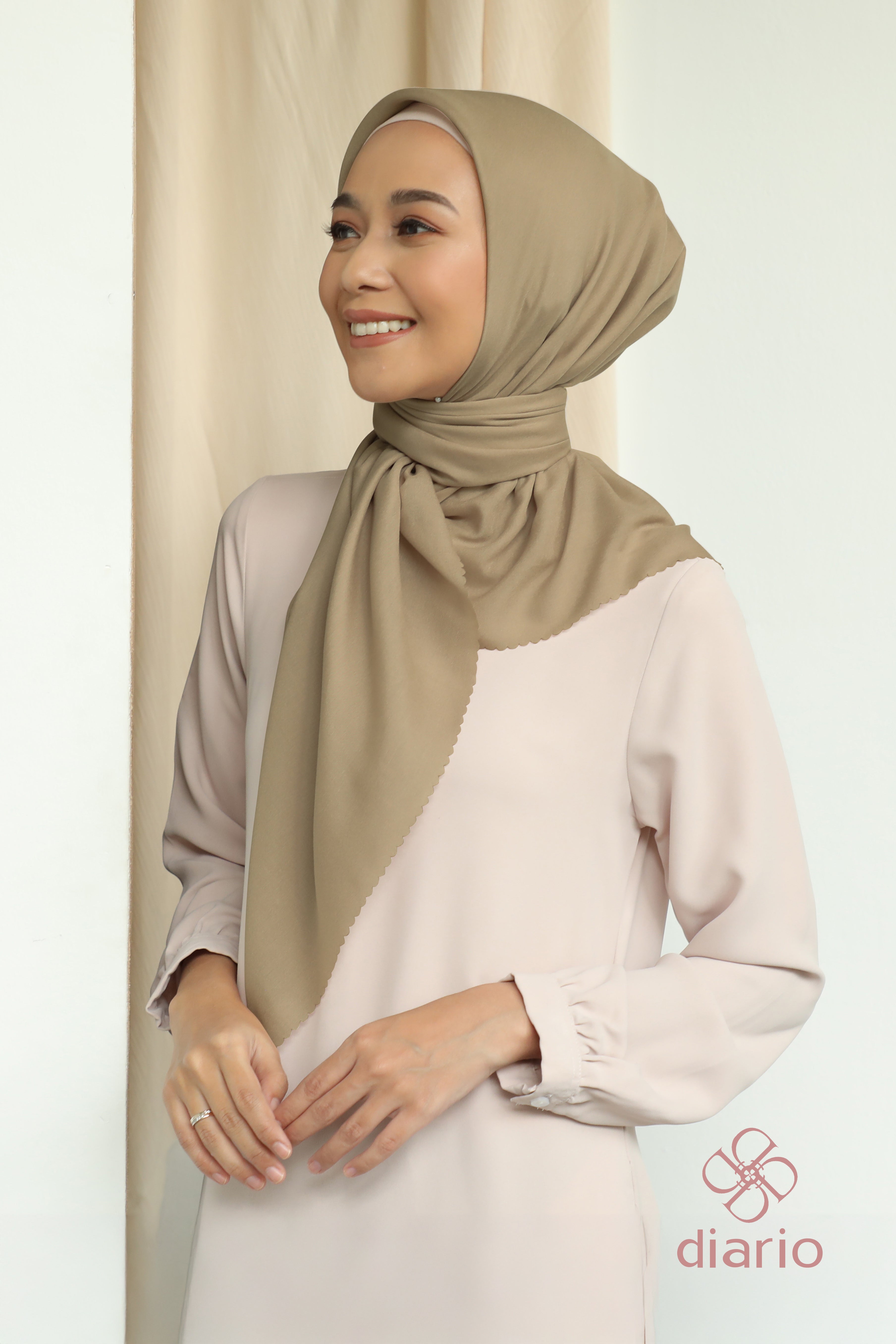 Diario - Kerudung Segi Empat Sahara LC Plain Scarf