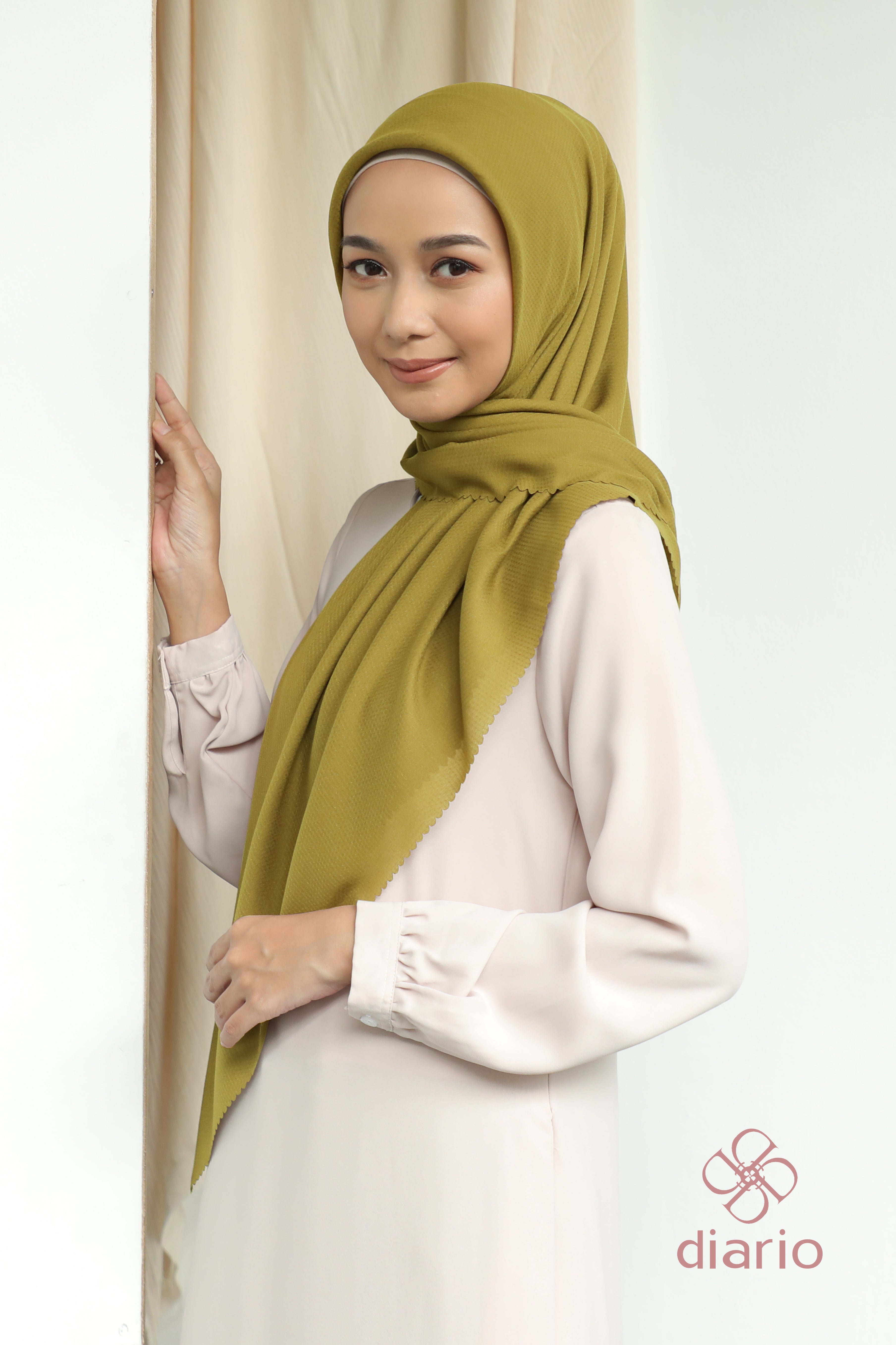 Diario - Kerudung Segi Empat Sahara LC Plain Scarf