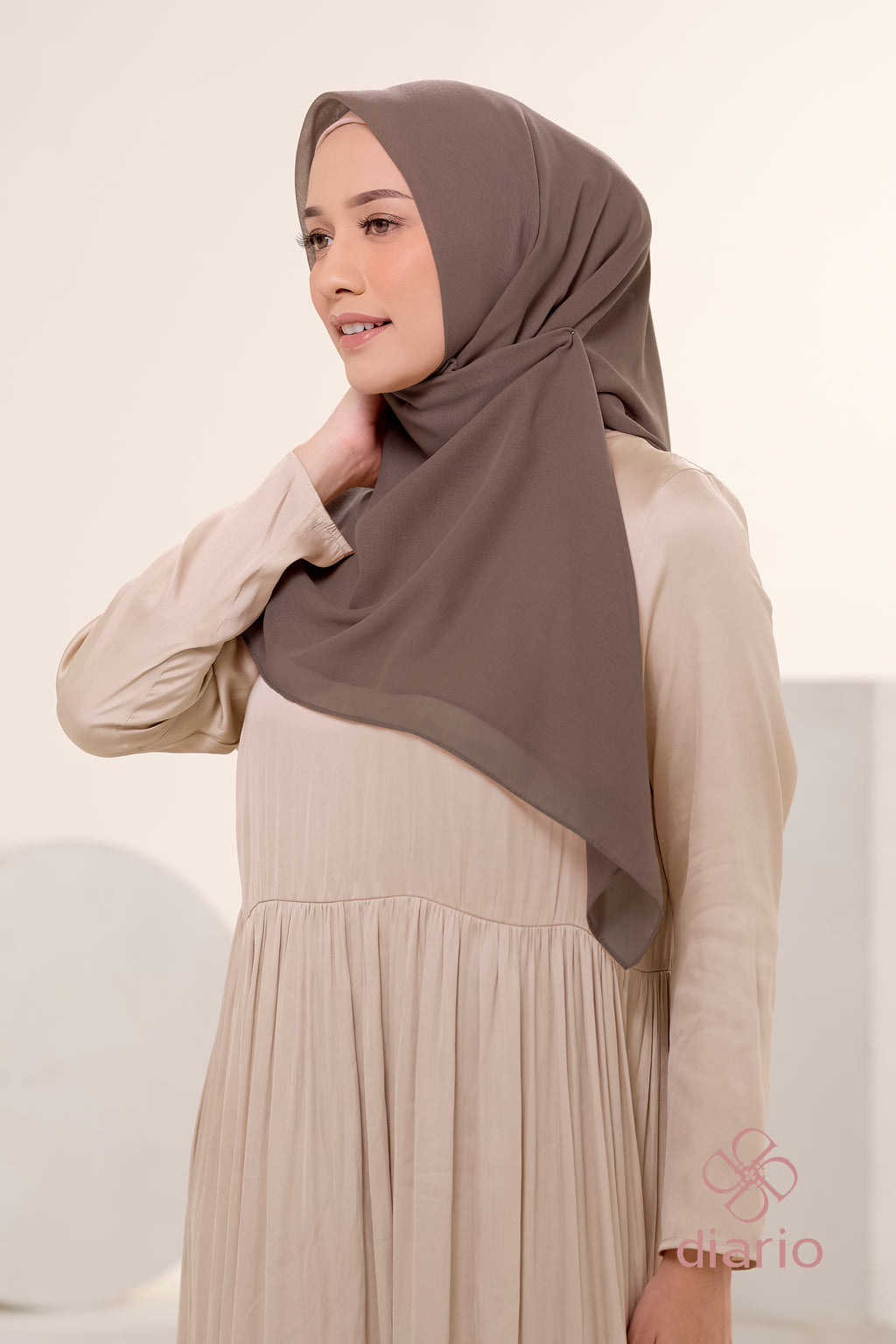 Diario - Kerudung Segi Empat Sahara Plain Scarf