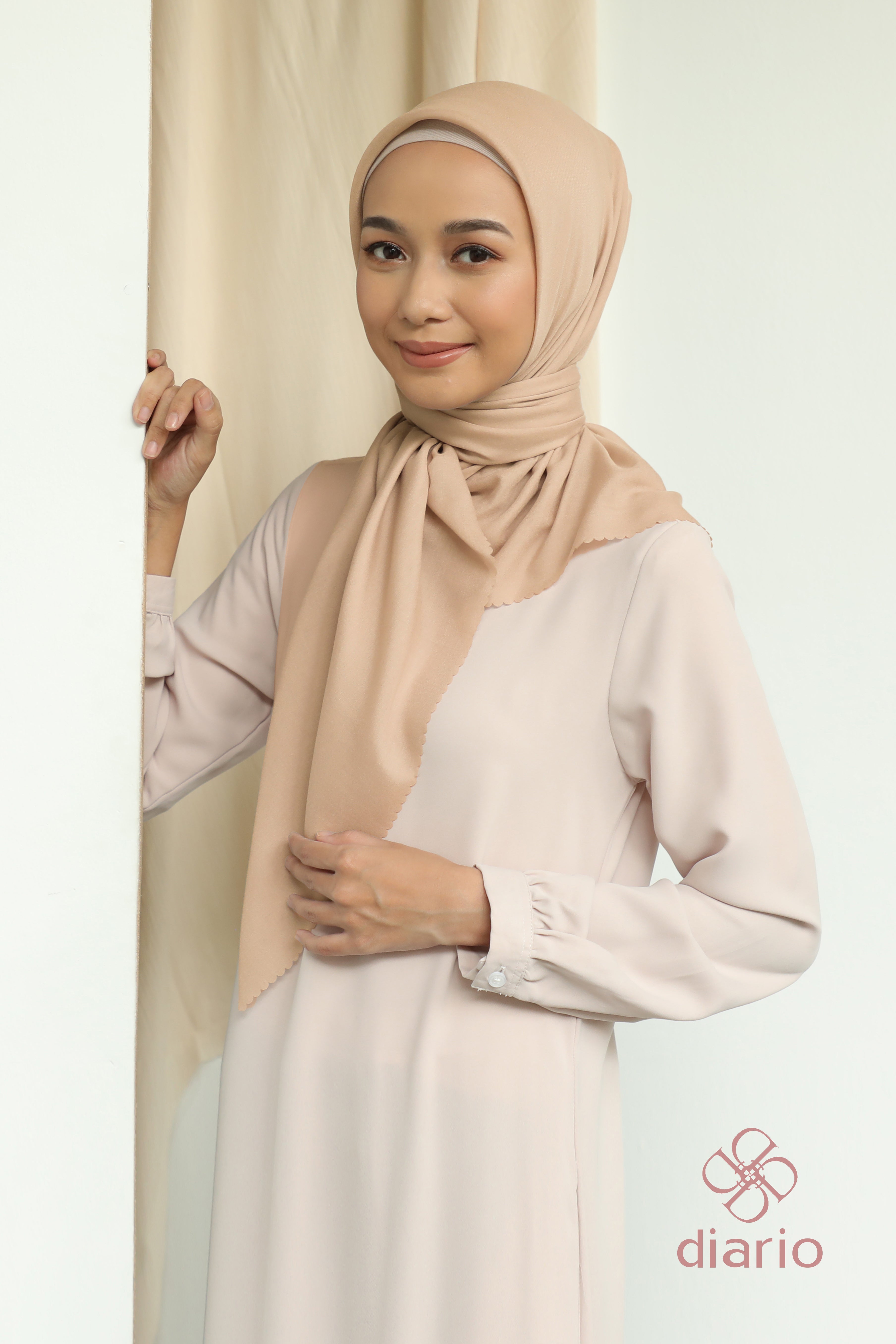 Diario - Kerudung Segi Empat Sahara LC Plain Scarf