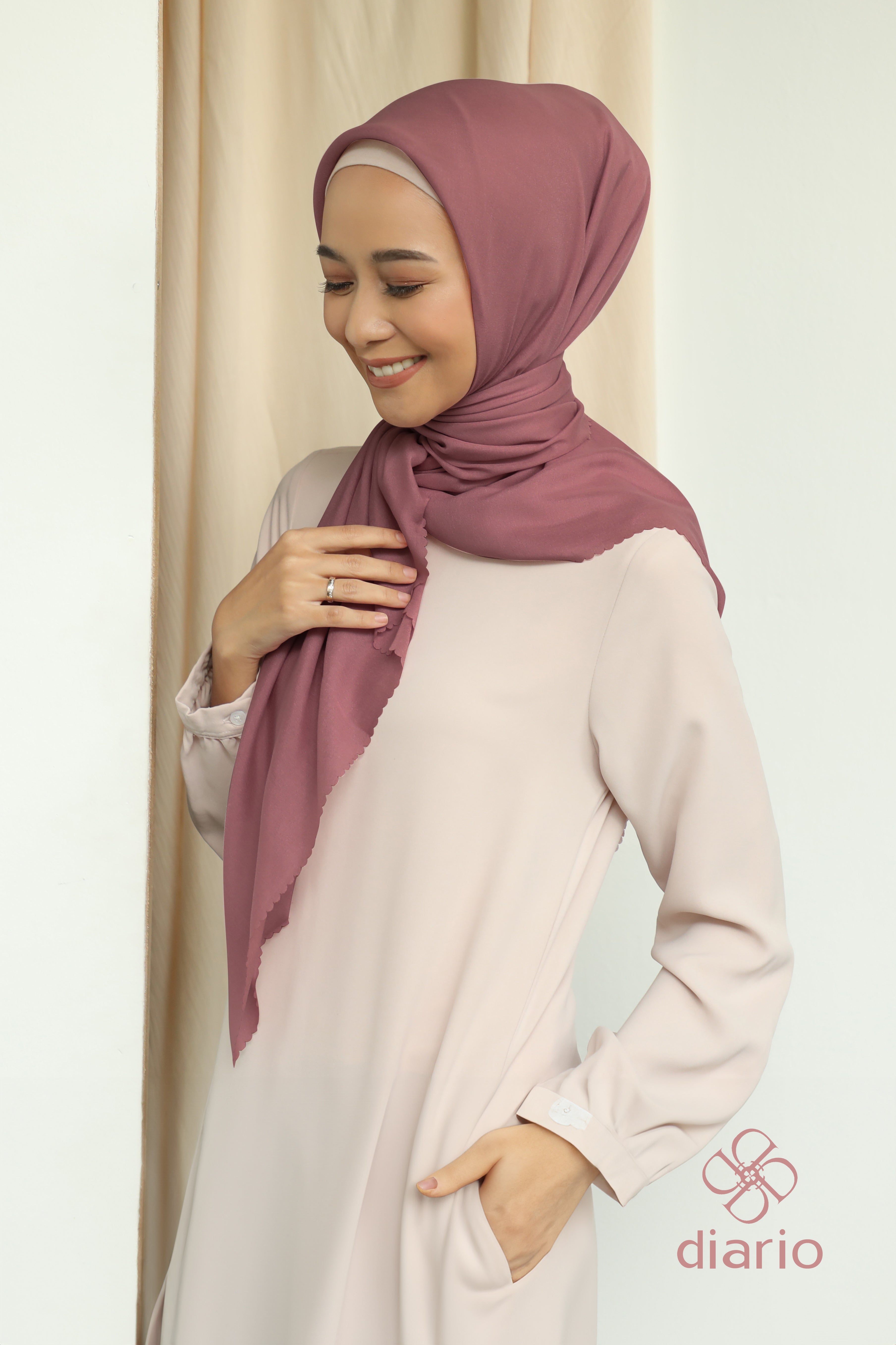 Diario - Kerudung Segi Empat Sahara LC Plain Scarf