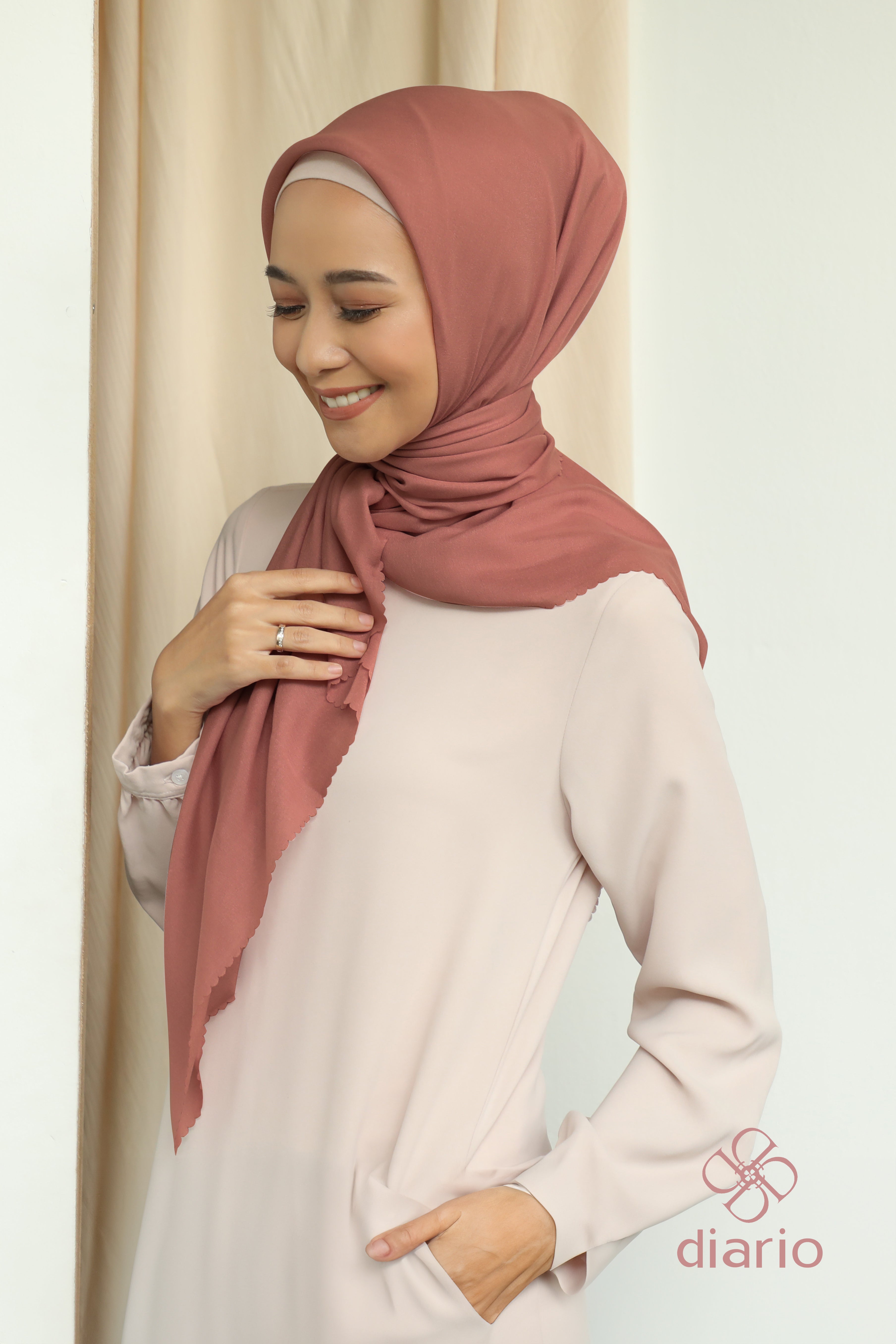 Diario - Kerudung Segi Empat Sahara LC Plain Scarf