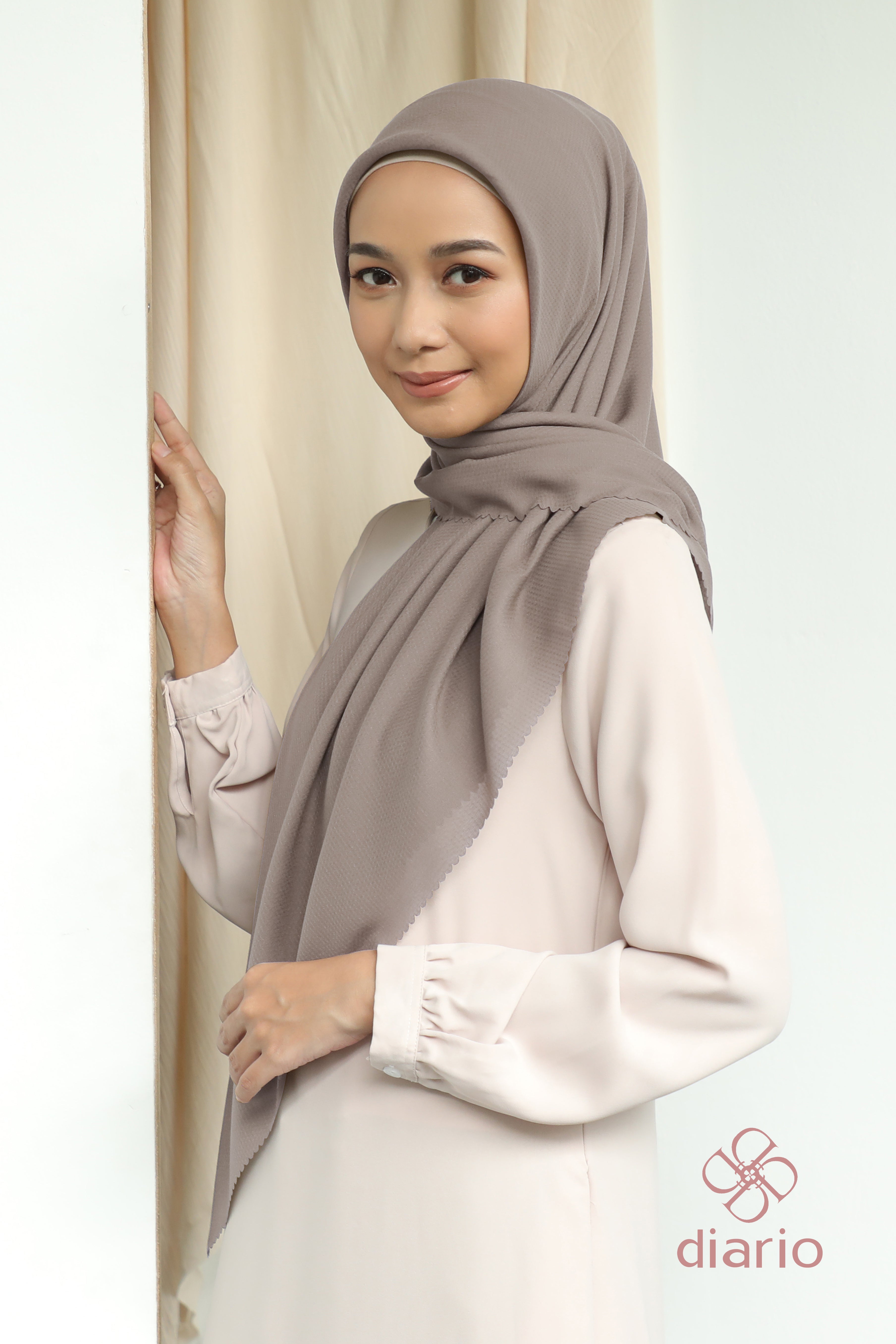 Diario - Kerudung Segi Empat Sahara LC Plain Scarf