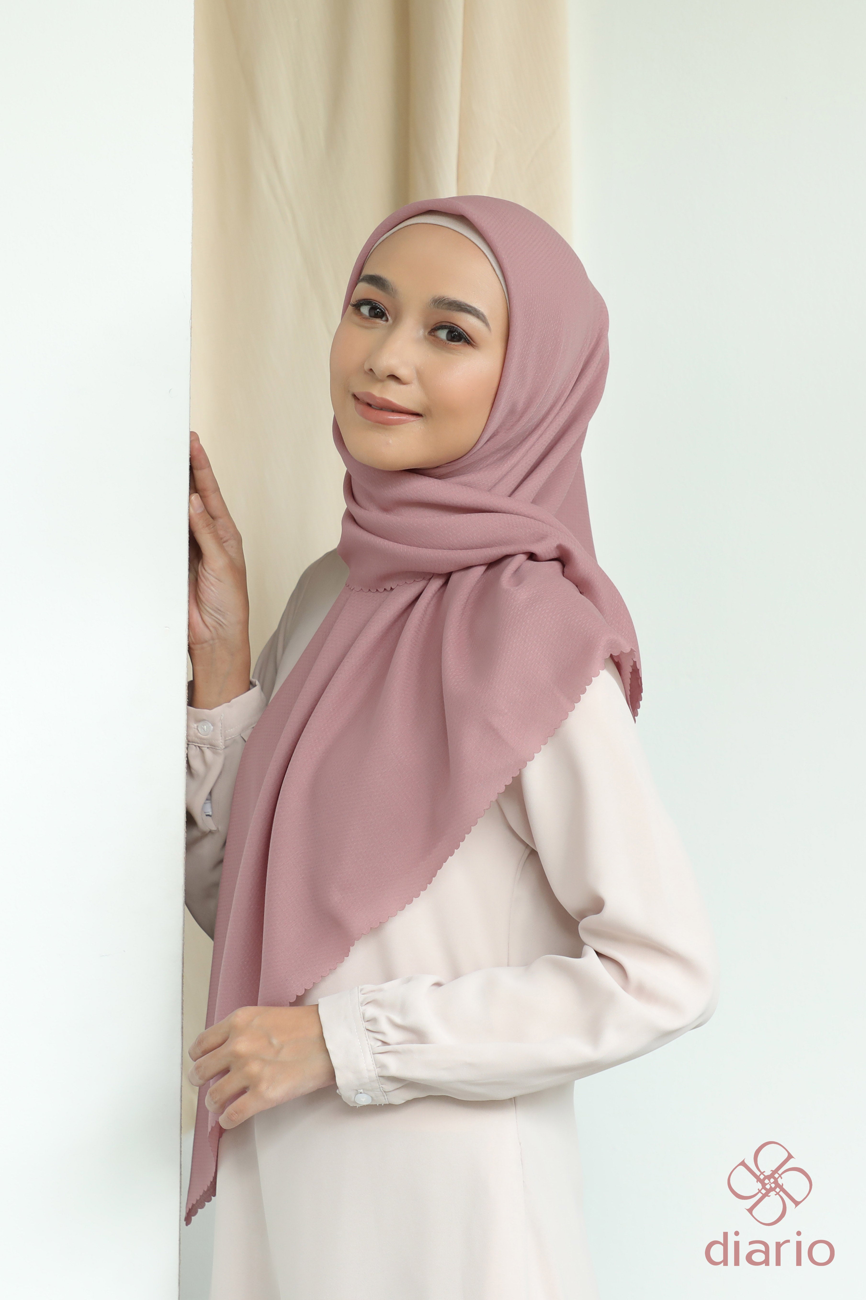Diario - Kerudung Segi Empat Sahara LC Plain Scarf