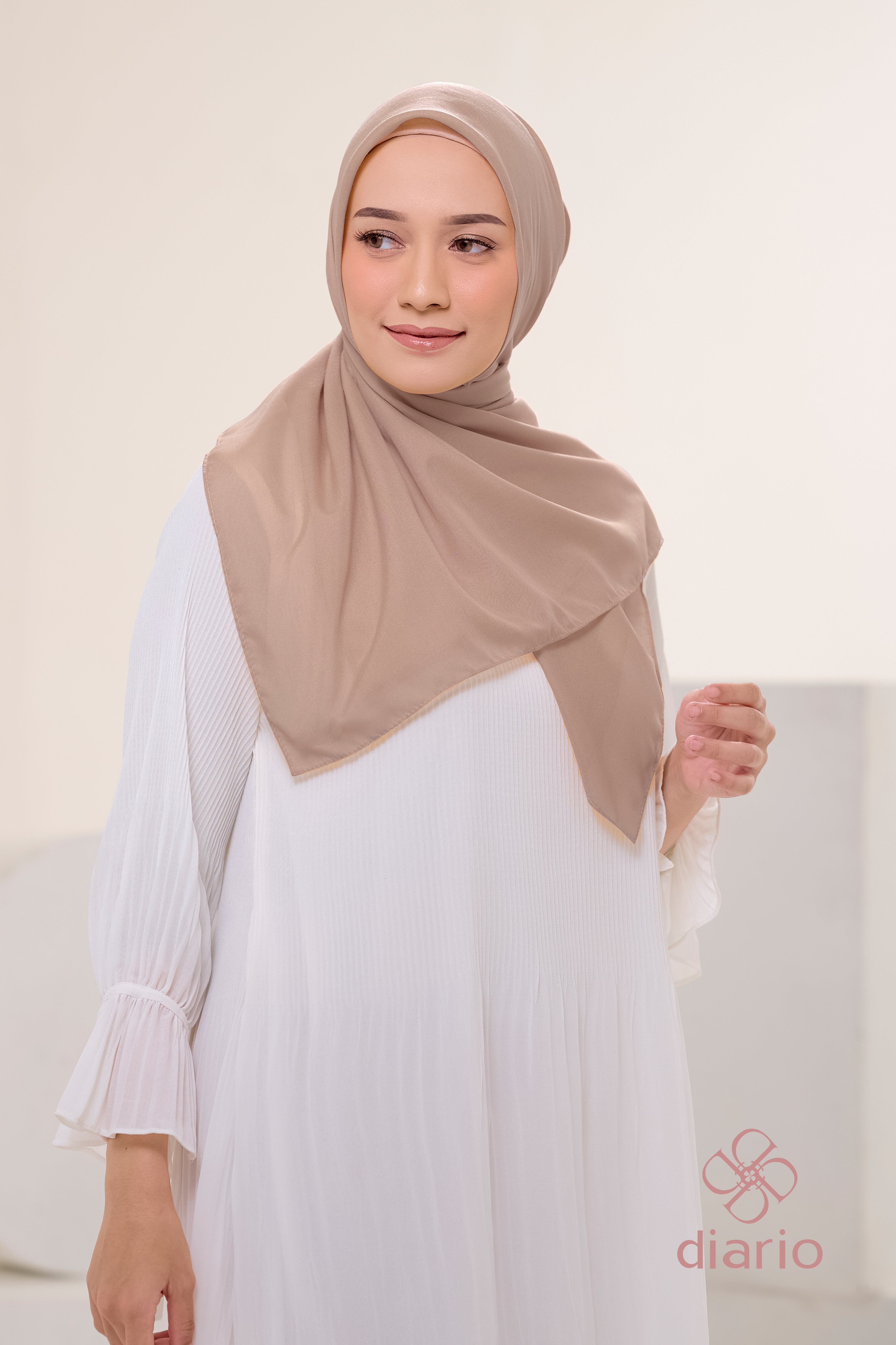 Diario - Kerudung Segi Empat Ultimate Plain Scarf