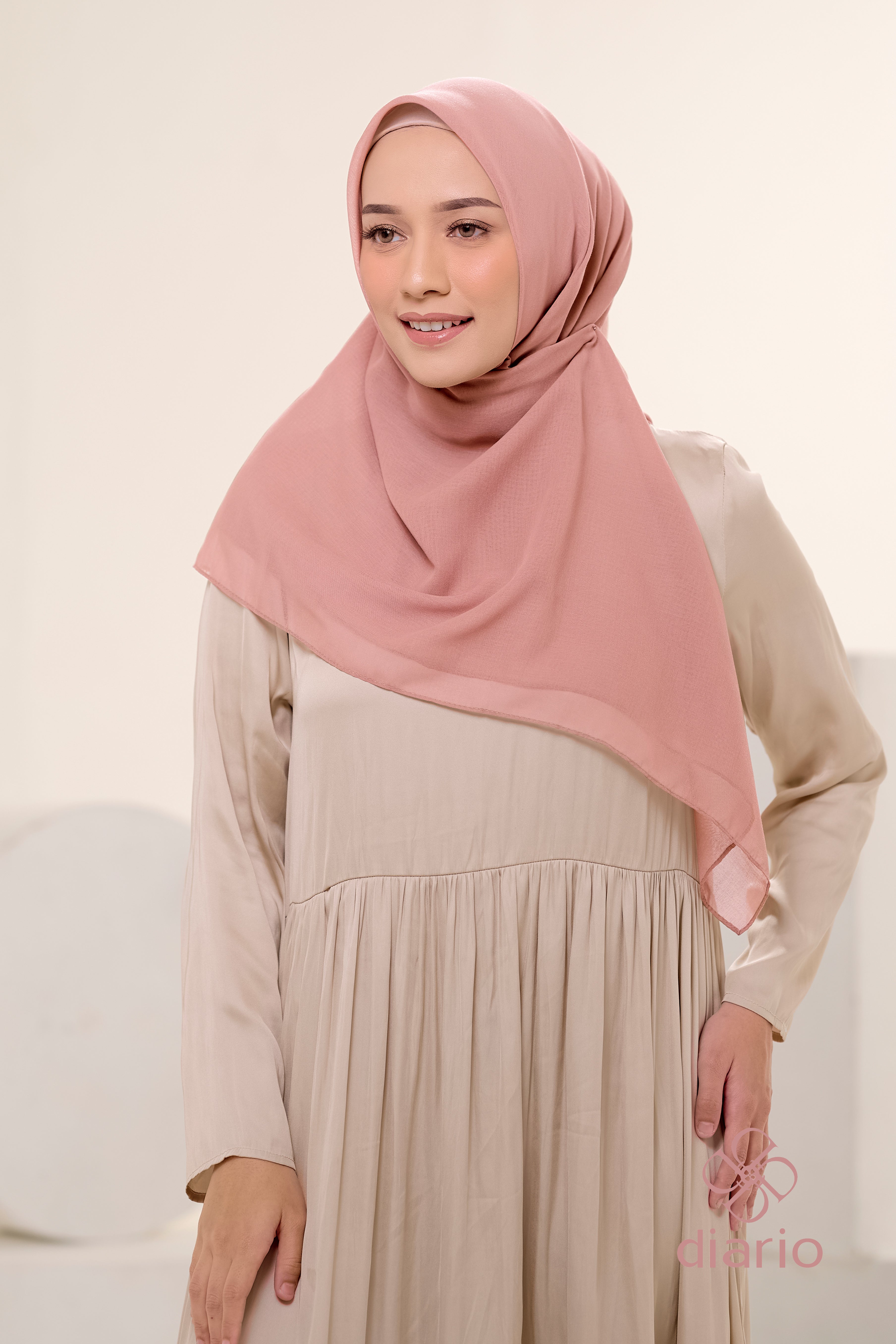 Diario - Kerudung Segi Empat Ultimate Plain Scarf