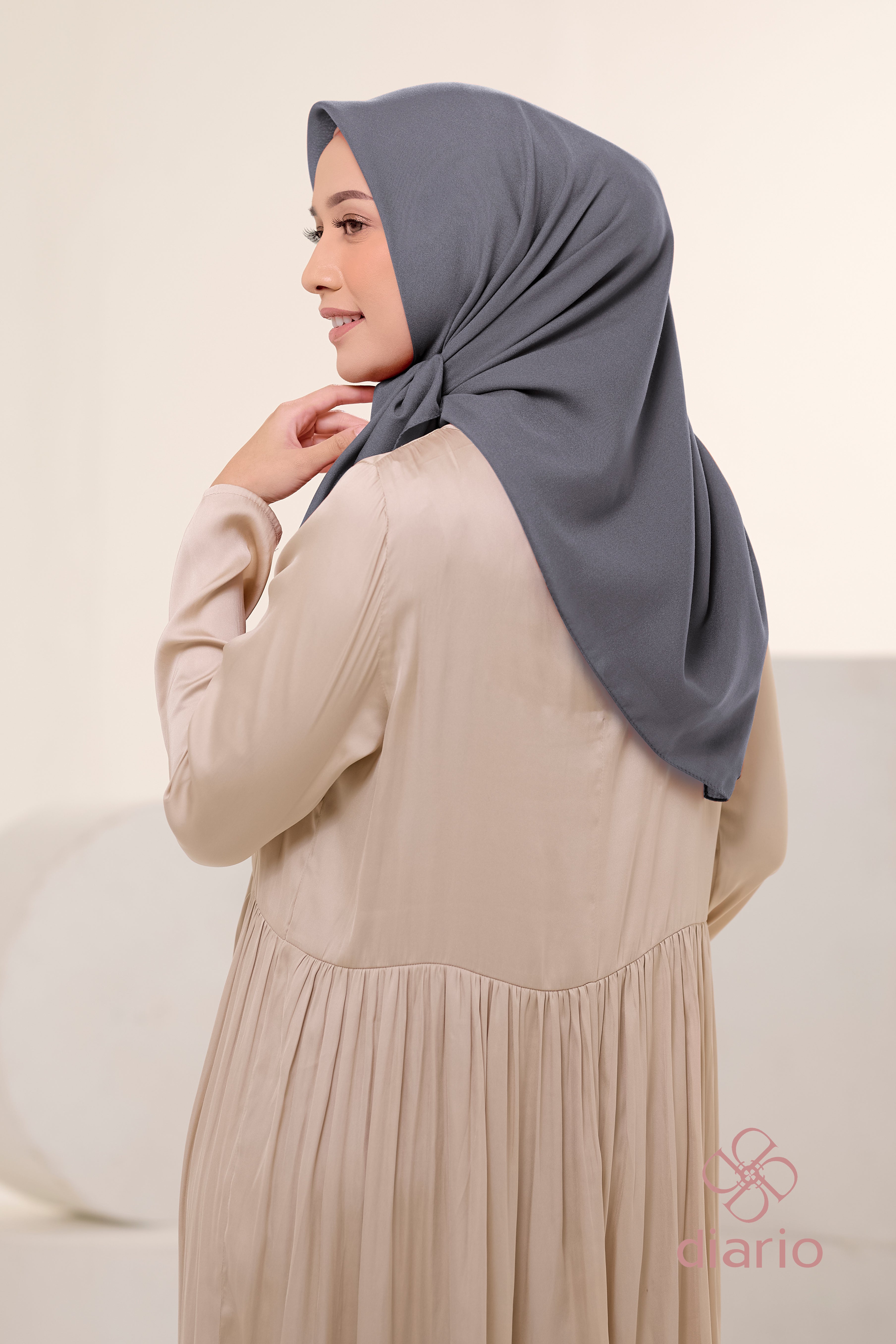 Diario - Kerudung Segi Empat Ultimate Plain Scarf
