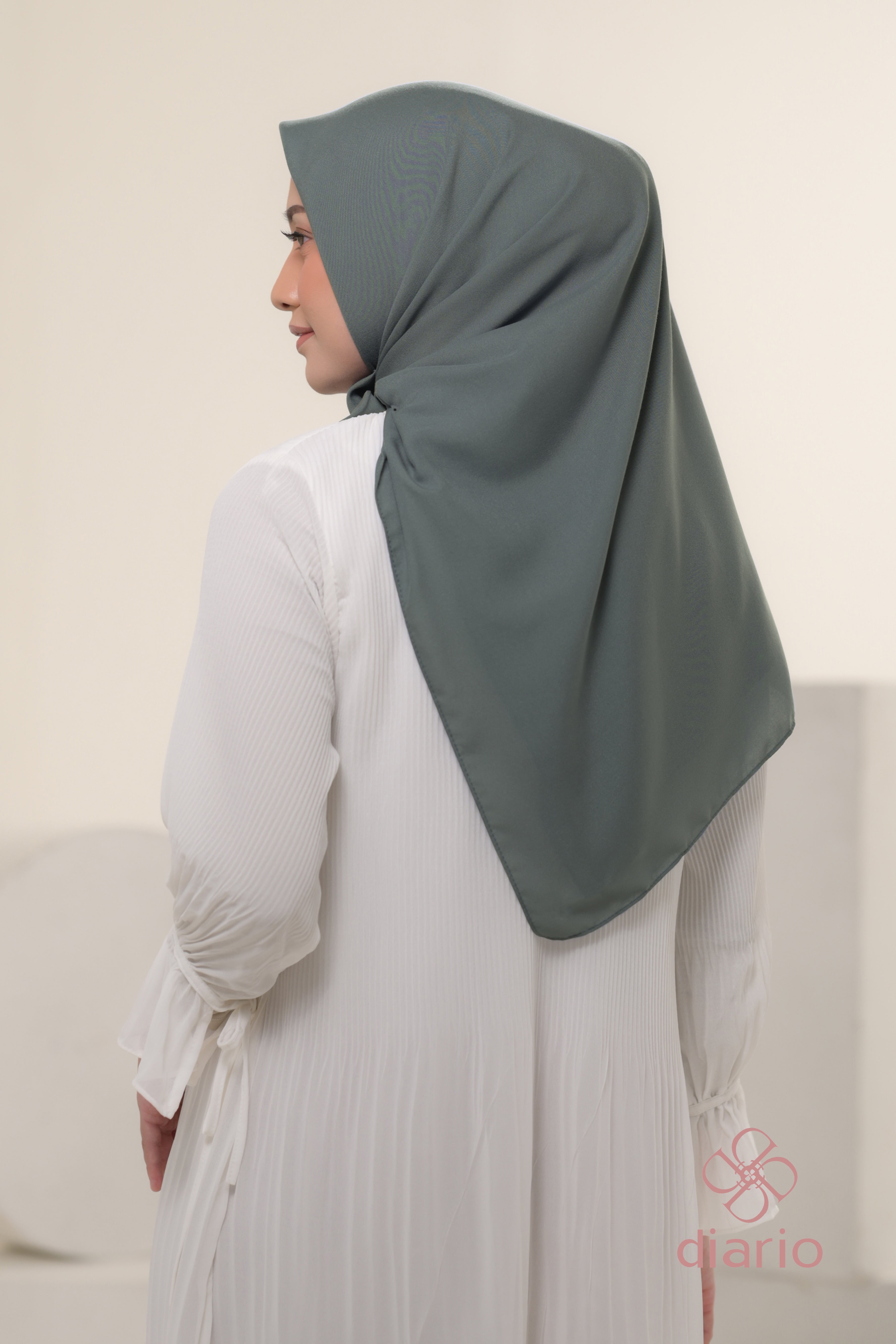 Diario - Kerudung Segi Empat Ultimate Plain Scarf