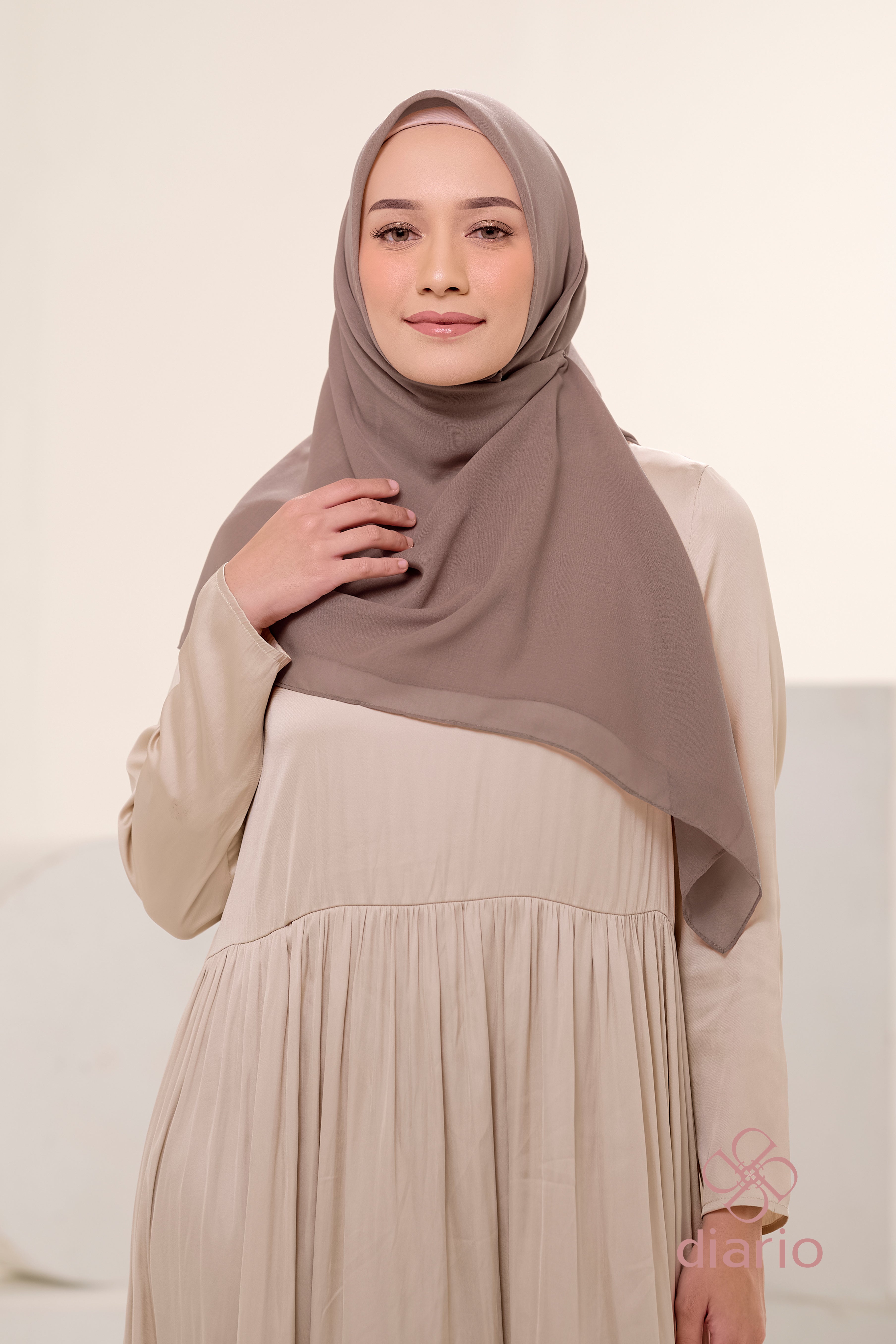 Diario - Kerudung Segi Empat Ultimate Plain Scarf