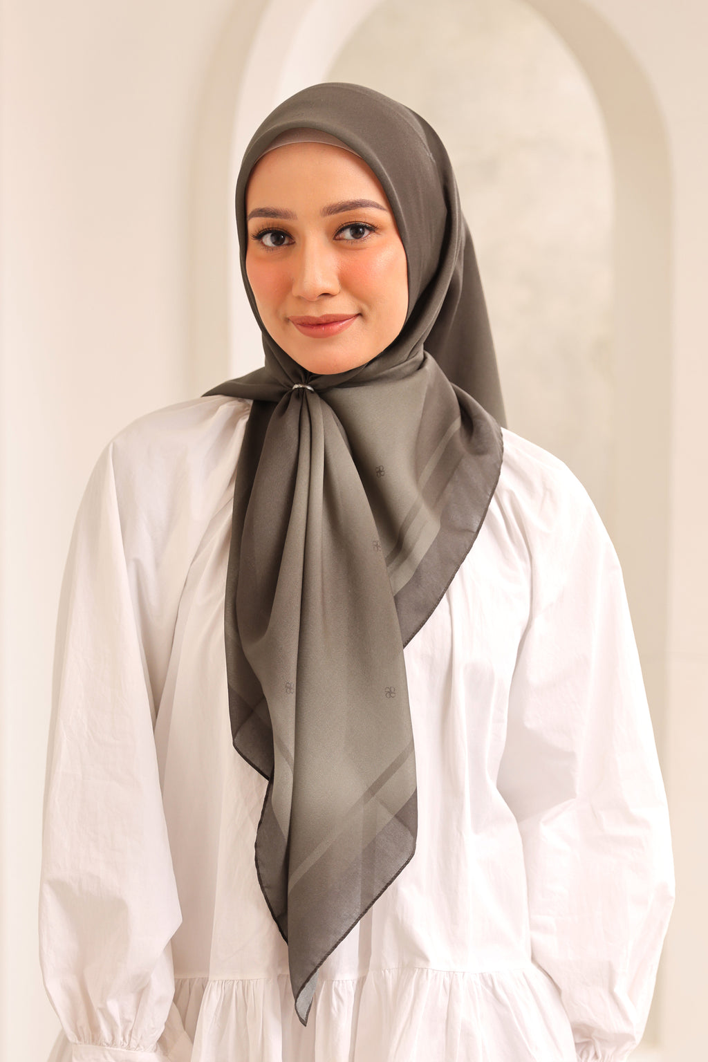 Ultrafine Claudia Scarf Kerudung Segi Empat Series