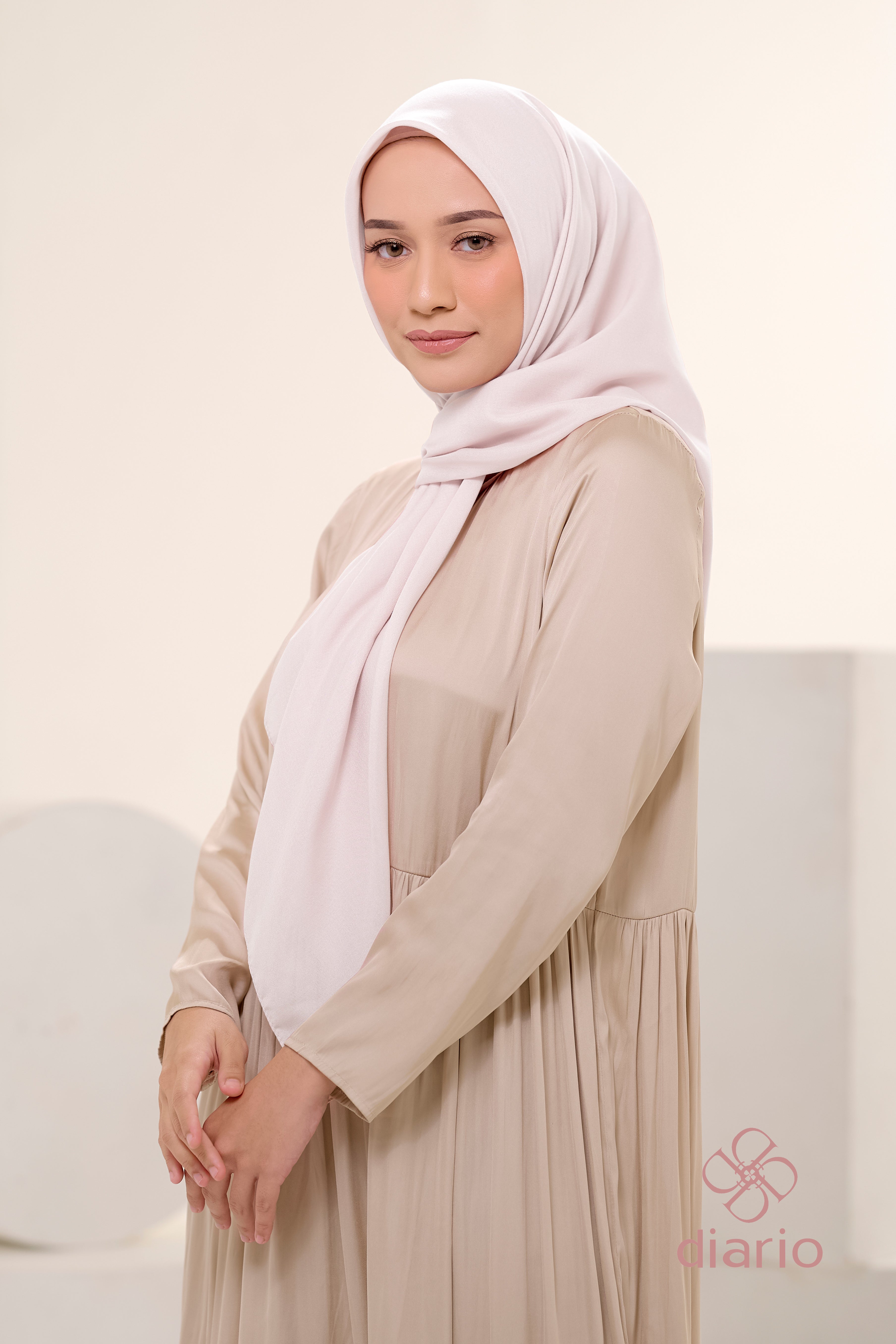 Diario - Kerudung Segi Empat Ultrafine Plain Scarf White Series