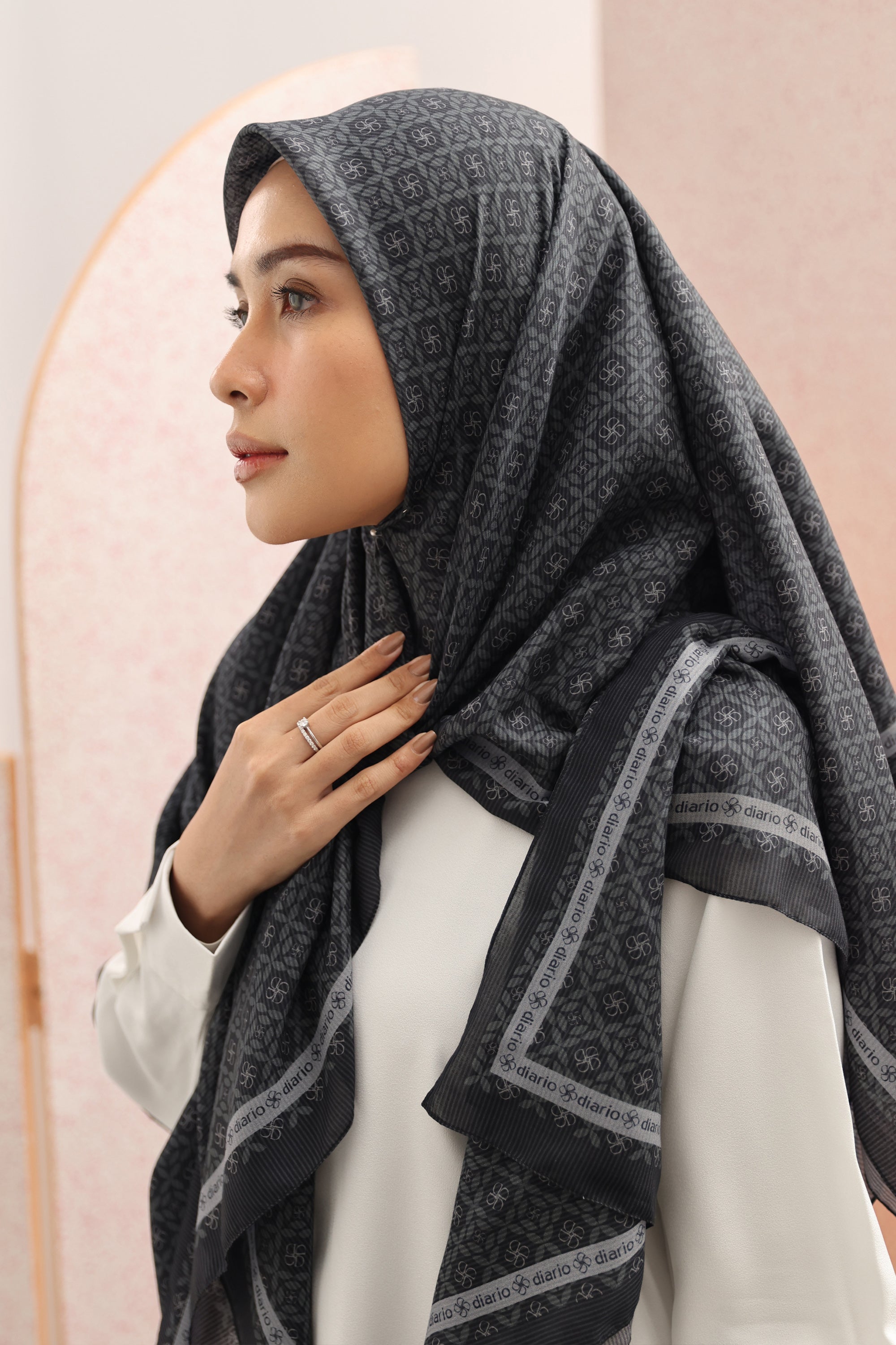 Ultrafine Saskia Scarf Kerudung Segi Empat