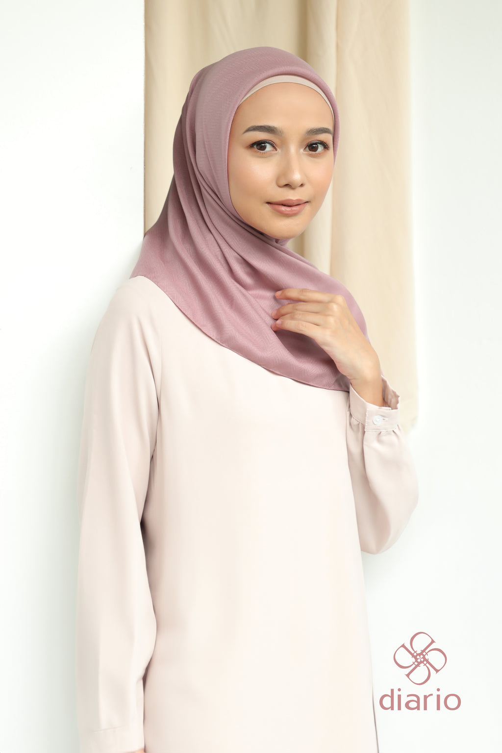 Diario - Kerudung Segi Empat Chevron Plain Scarf