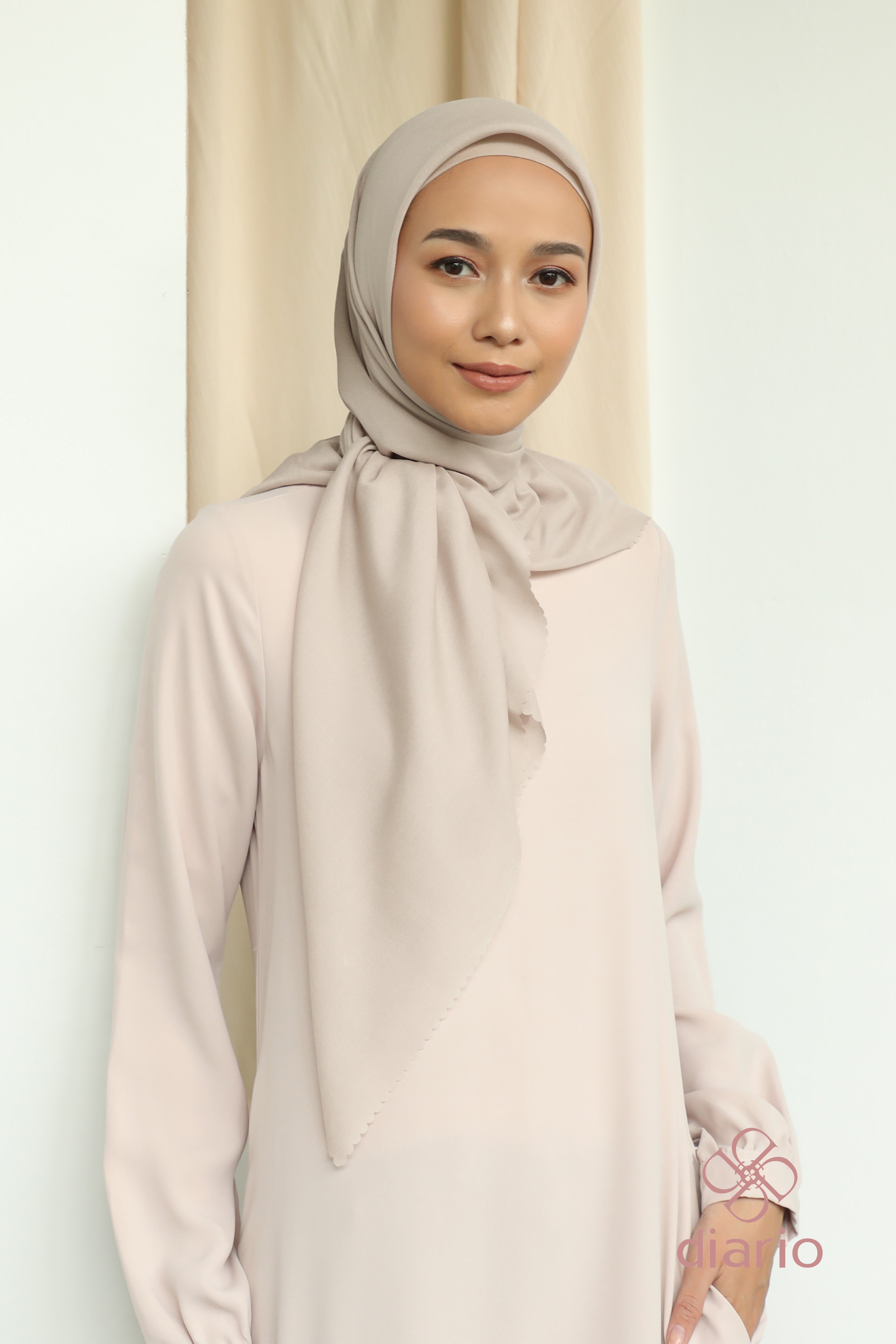 Diario - Kerudung Segi Empat Sahara LC Plain Scarf