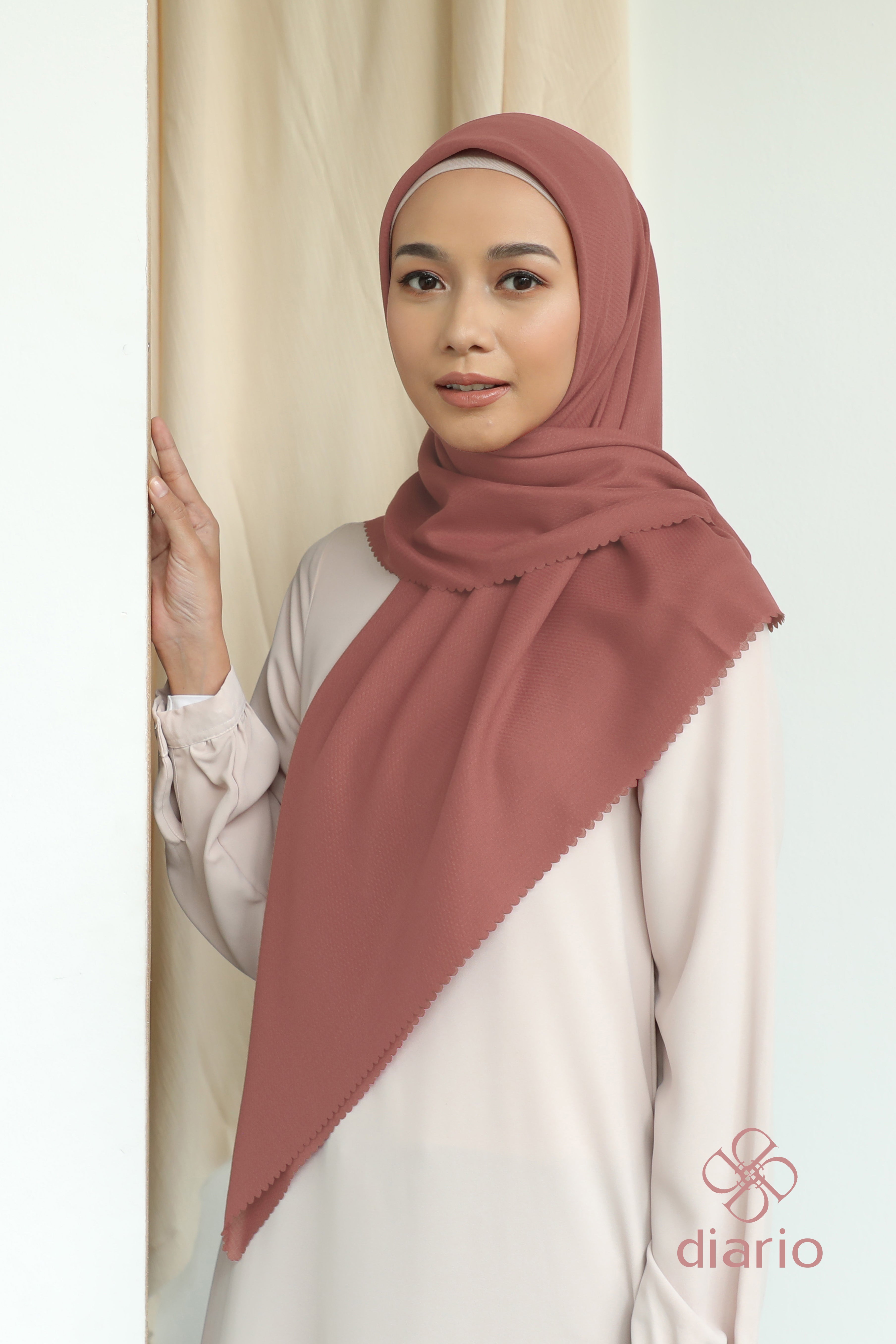 Diario - Kerudung Segi Empat Sahara LC Plain Scarf