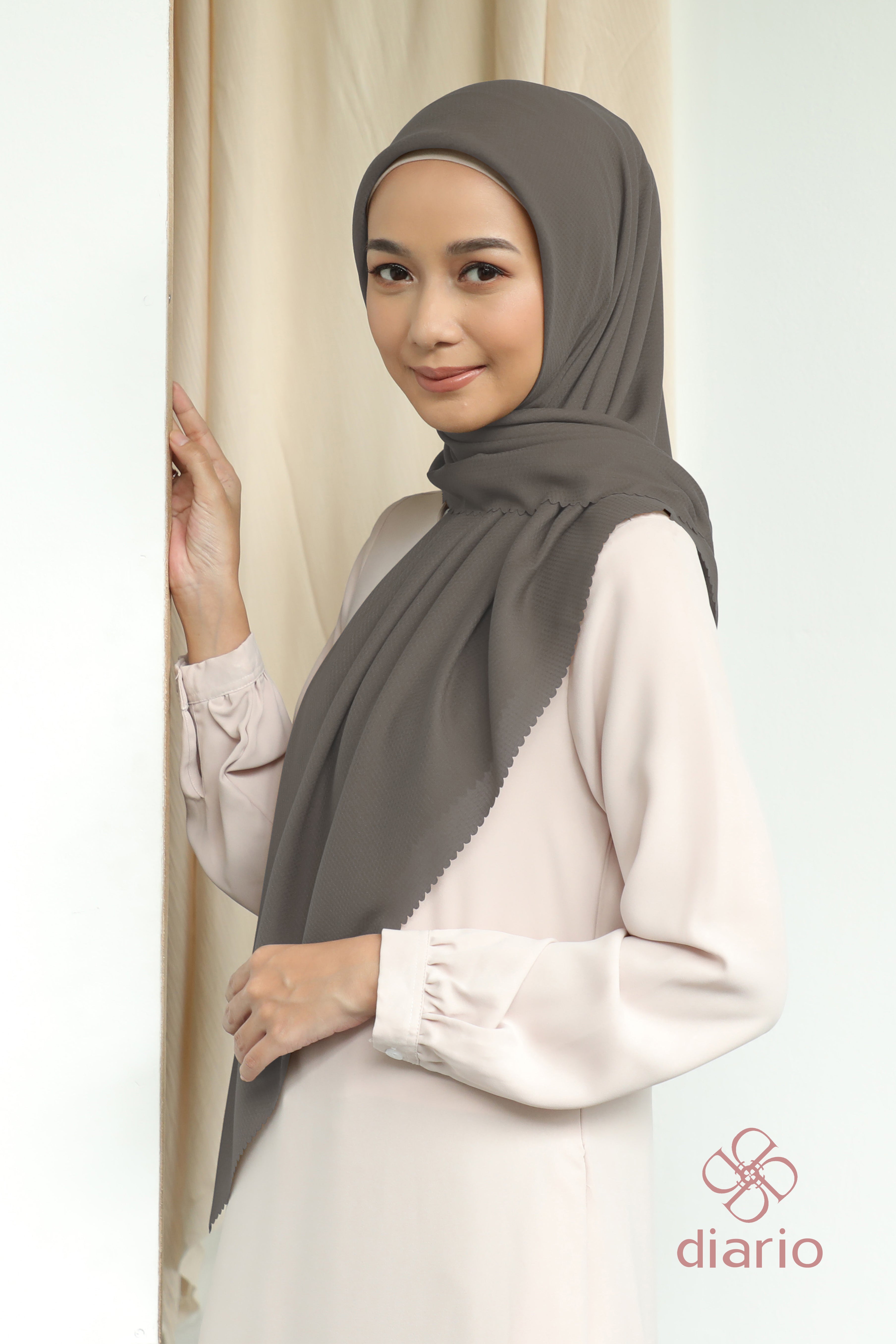 Diario - Kerudung Segi Empat Sahara LC Plain Scarf