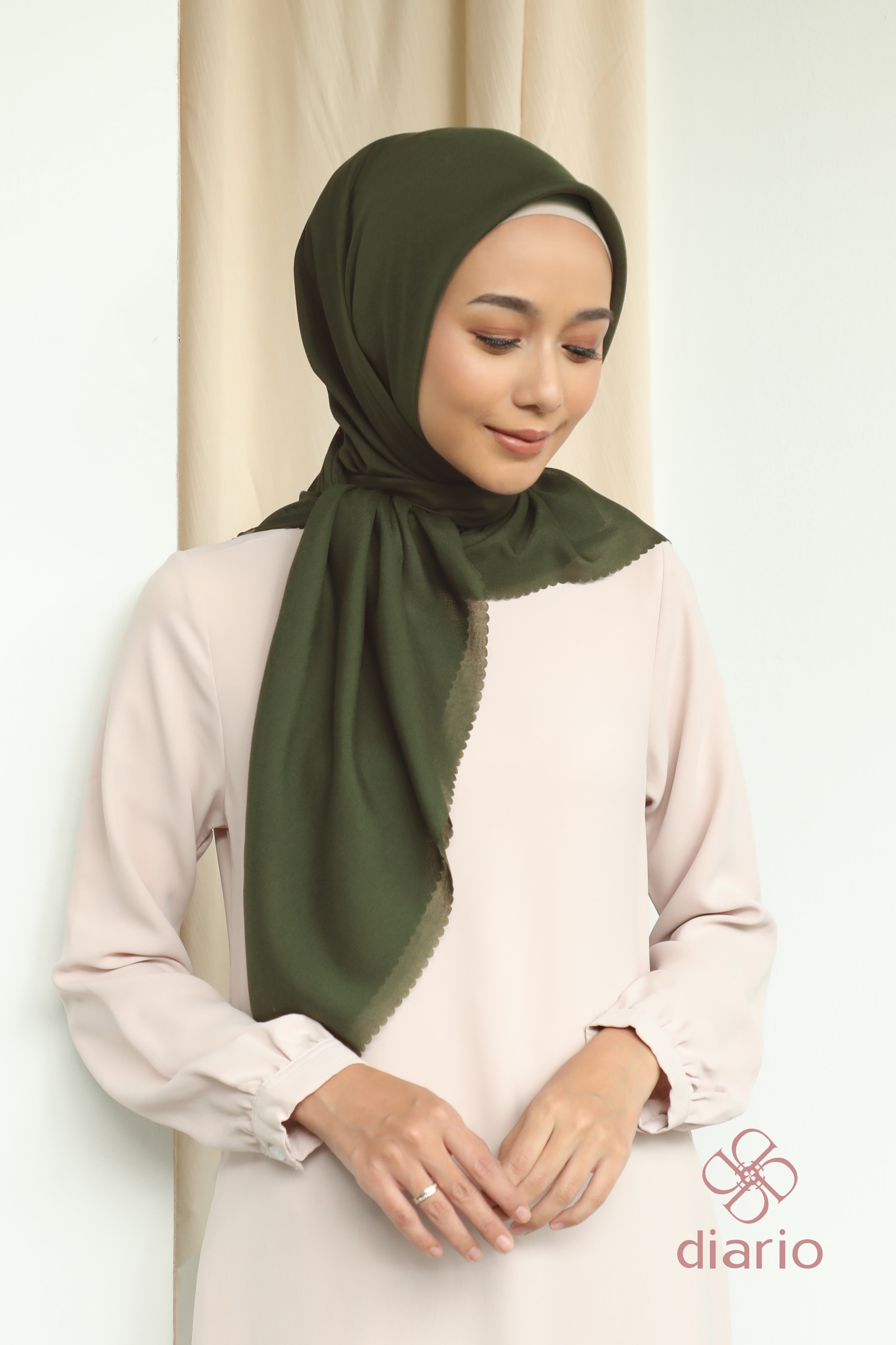 Diario - Kerudung Segi Empat Sahara LC Plain Scarf