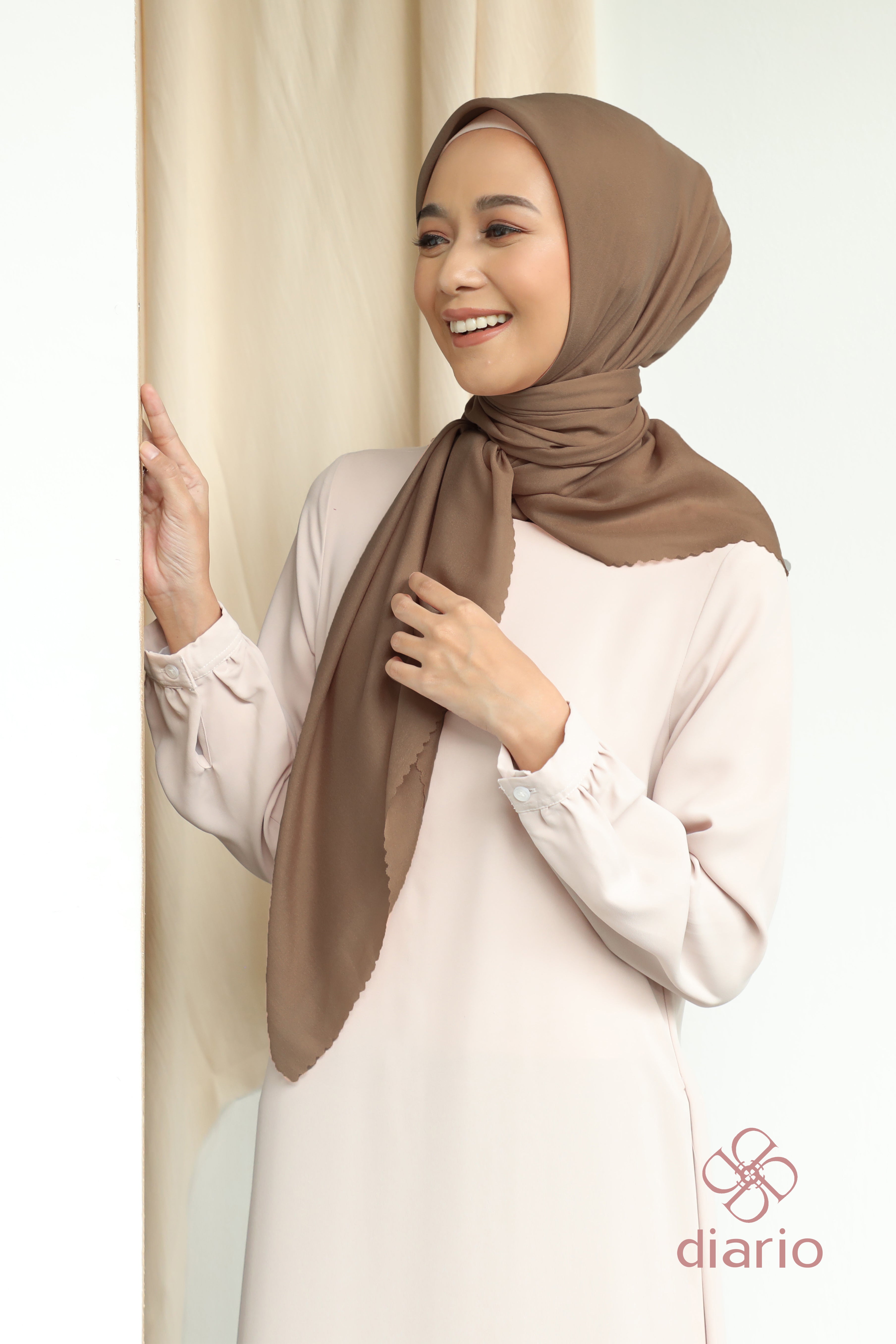 Diario - Kerudung Segi Empat Sahara LC Plain Scarf