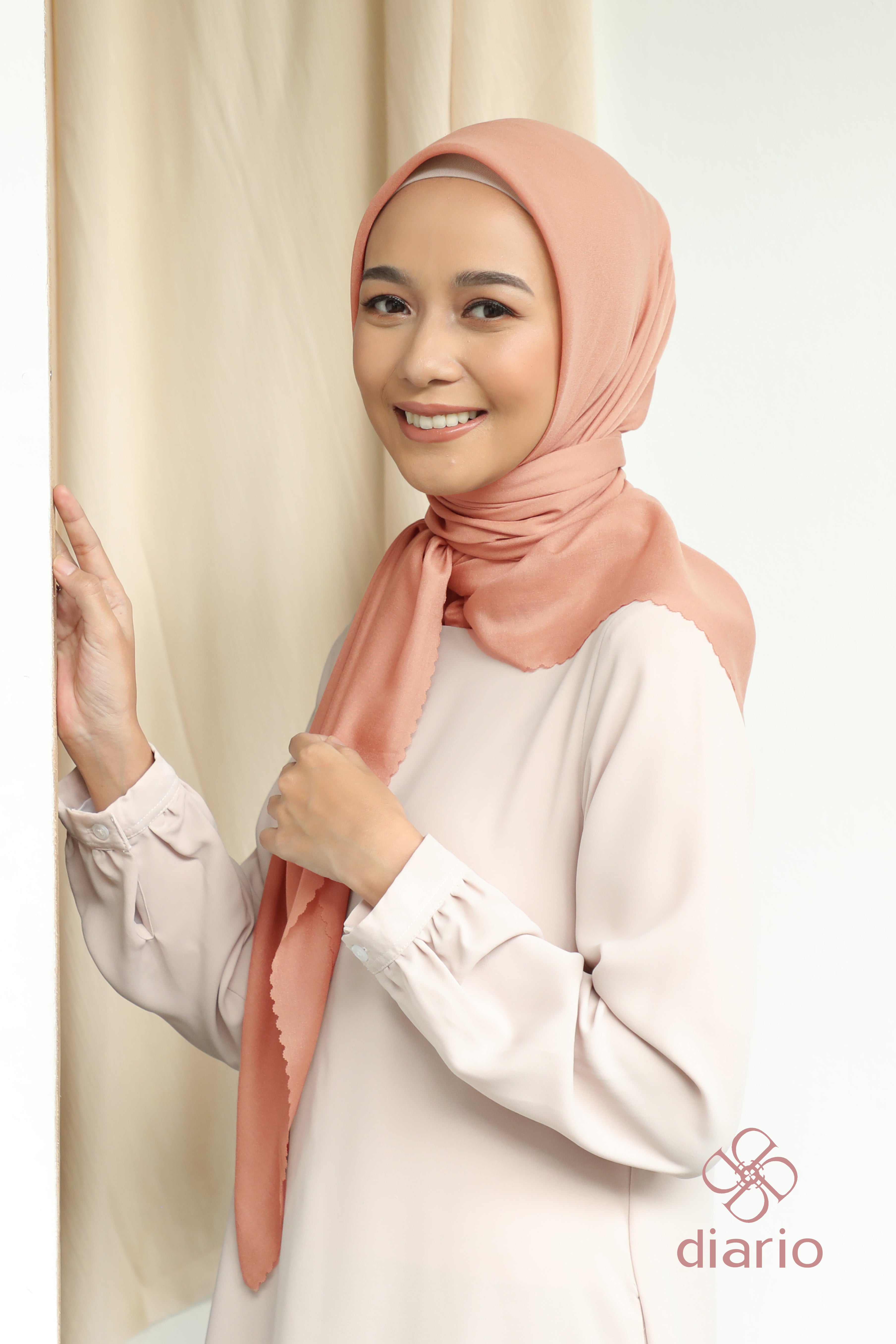 Diario - Kerudung Segi Empat Sahara LC Plain Scarf