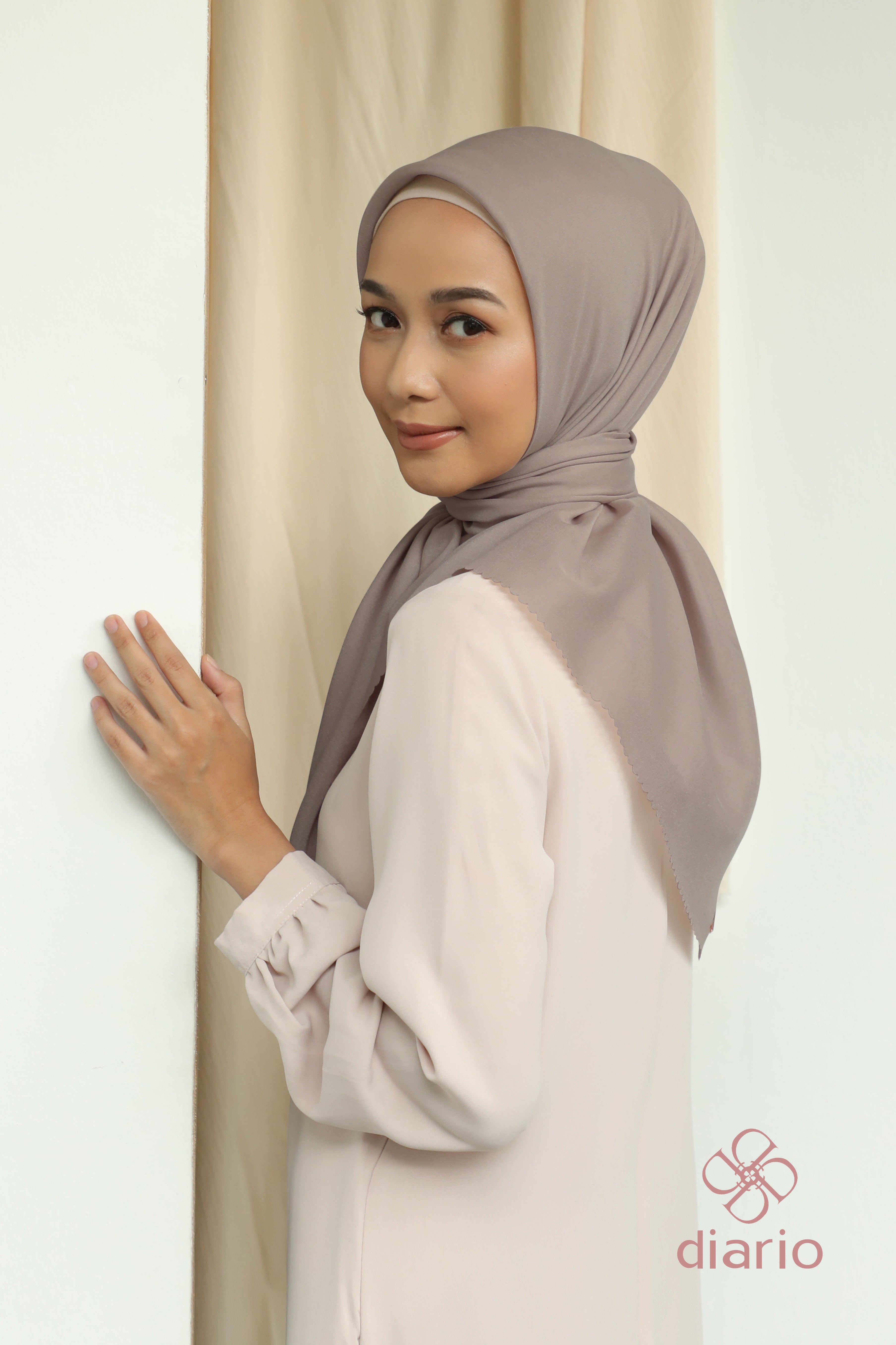 Diario - Kerudung Segi Empat Sahara LC Plain Scarf