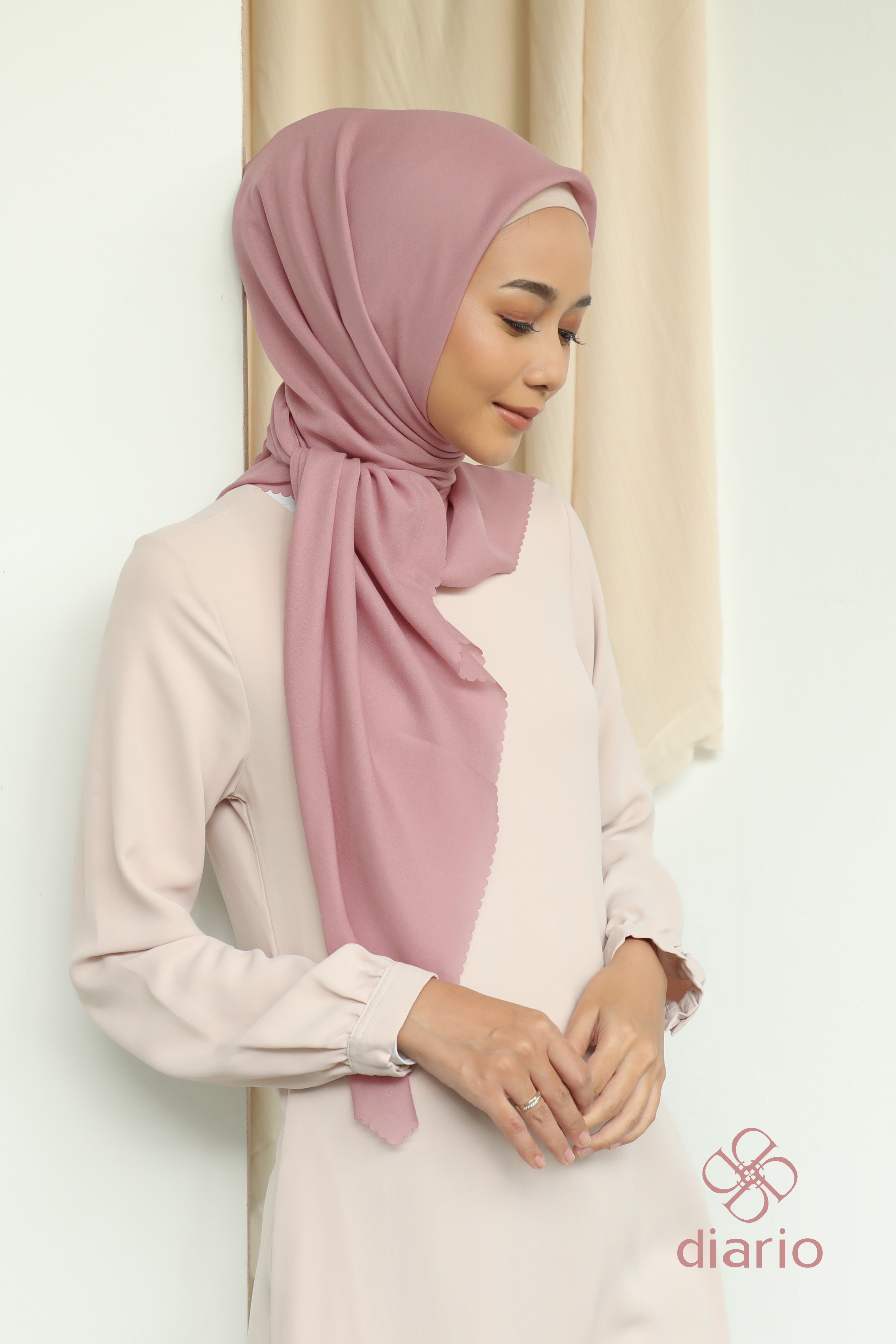 Diario - Kerudung Segi Empat Sahara LC Plain Scarf