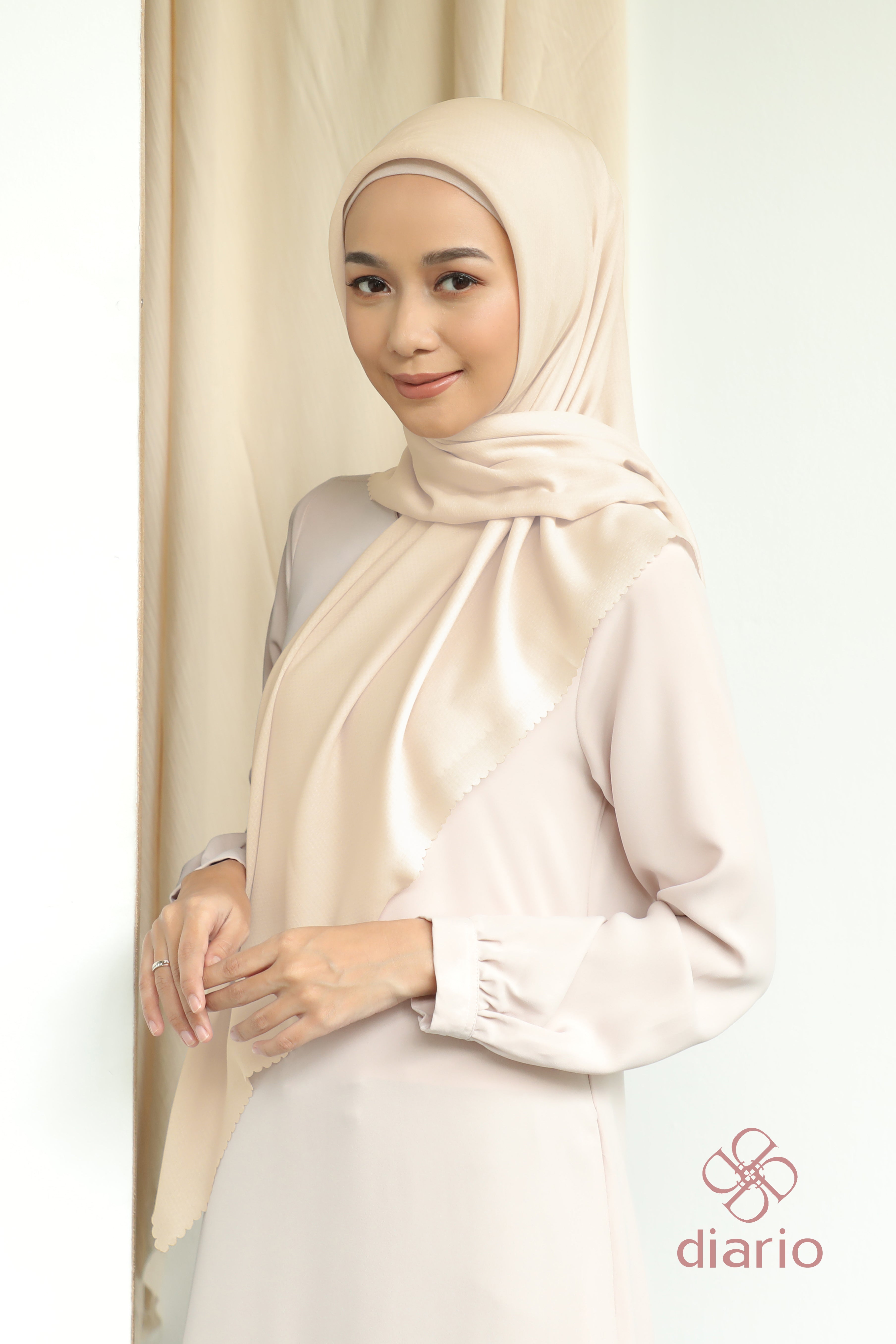 Diario - Kerudung Segi Empat Sahara LC Plain Scarf