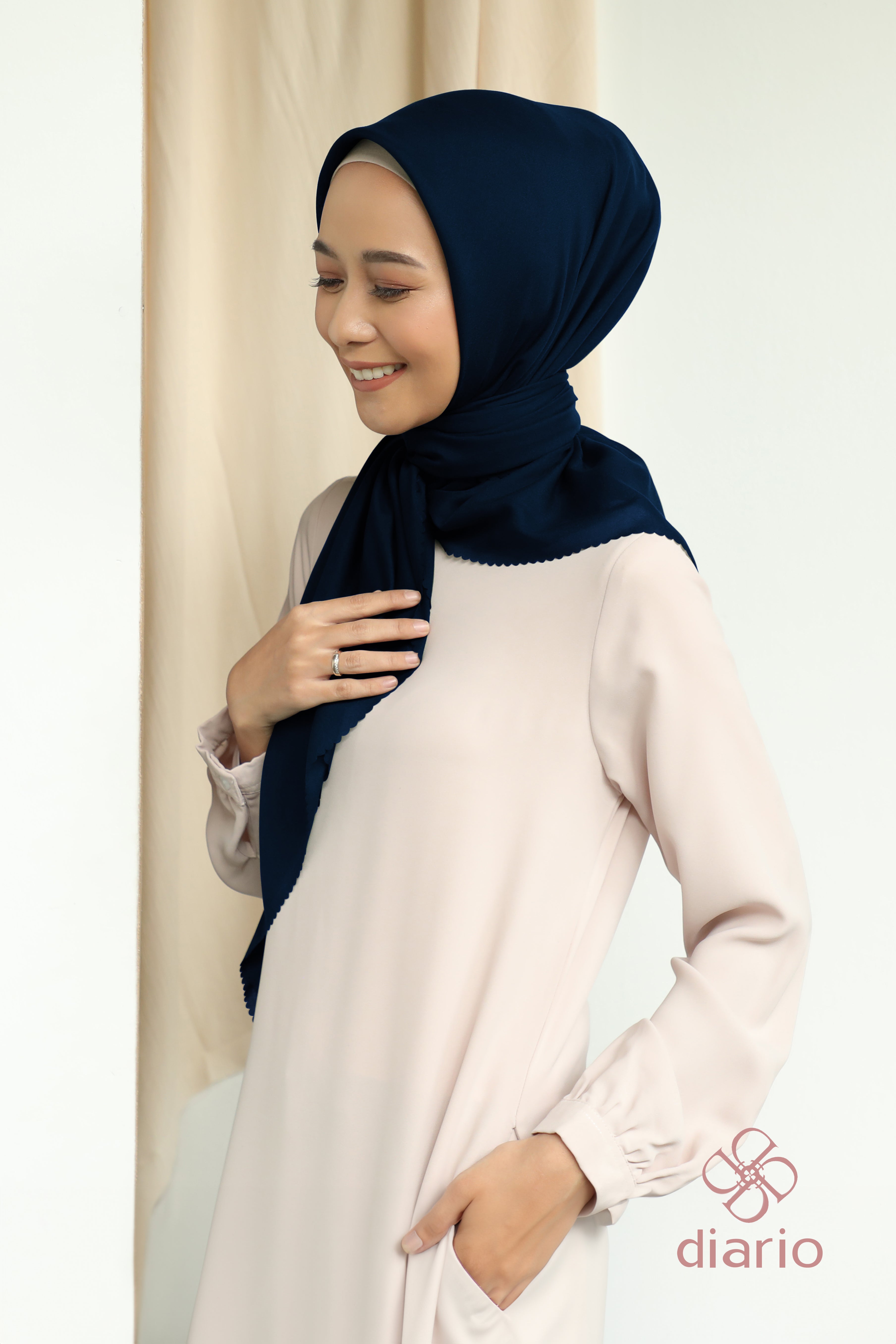 Diario - Kerudung Segi Empat Sahara LC Plain Scarf