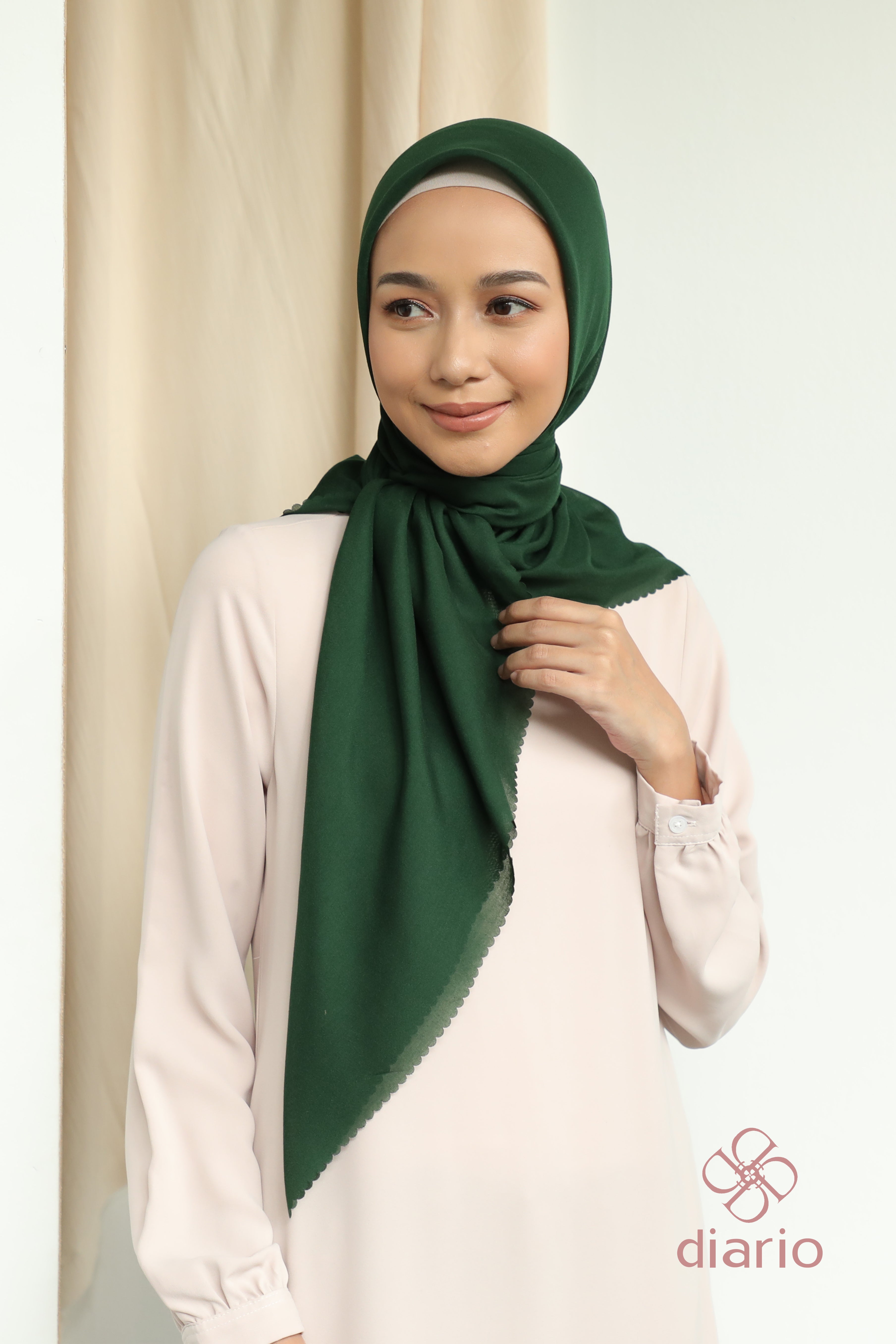 Diario - Kerudung Segi Empat Sahara LC Plain Scarf