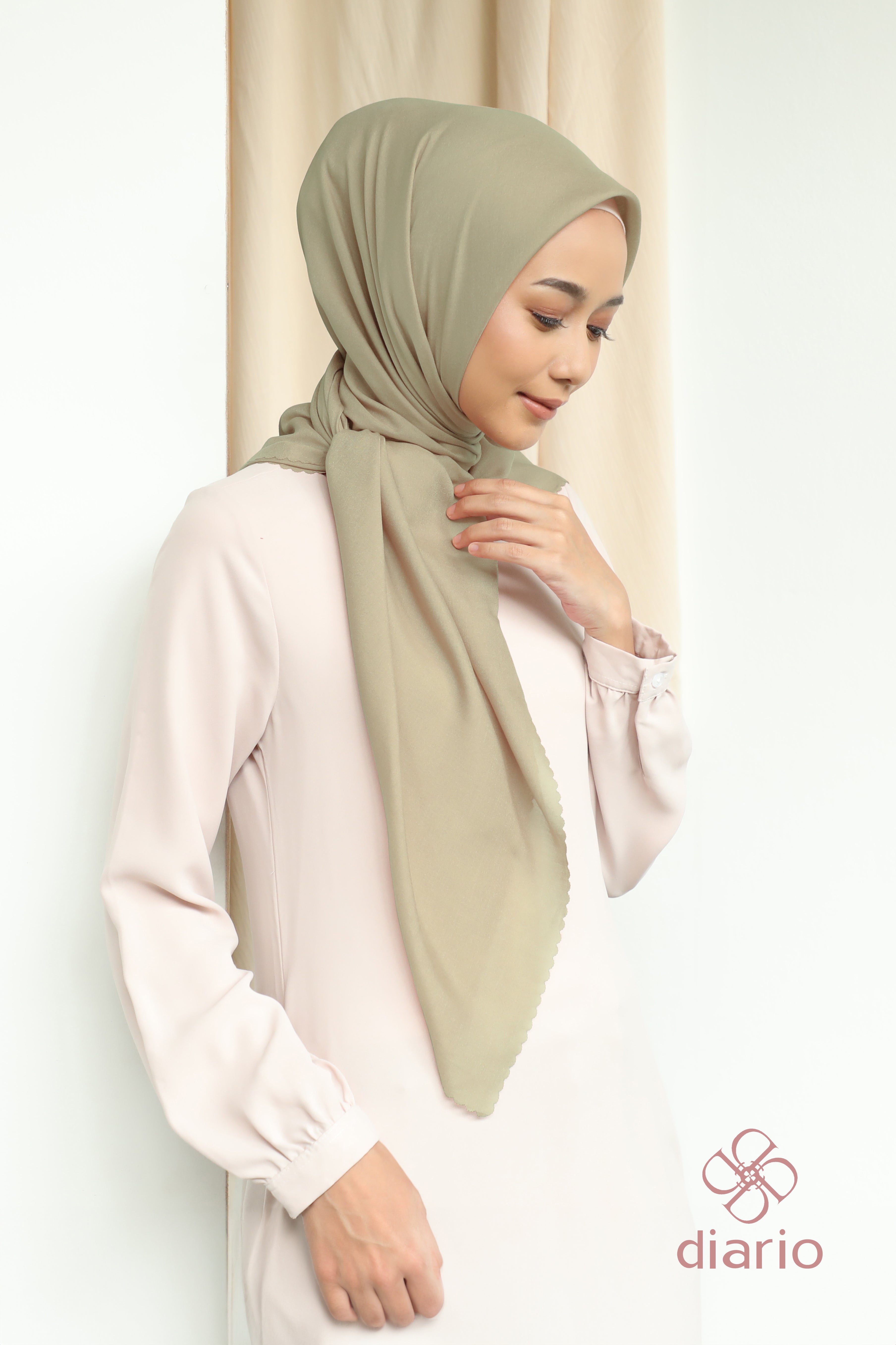 Diario - Kerudung Segi Empat Sahara LC Plain Scarf