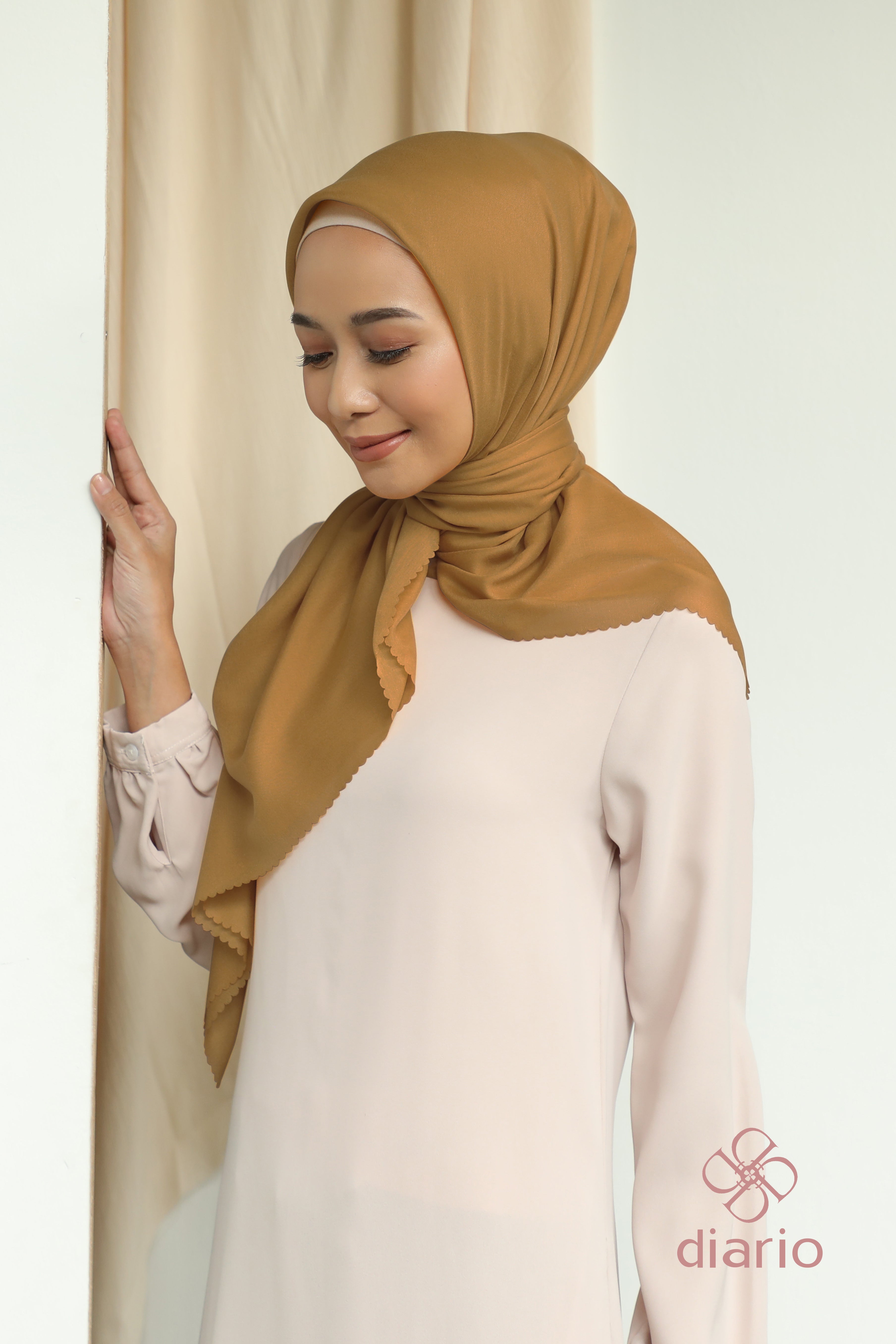 Diario - Kerudung Segi Empat Sahara LC Plain Scarf