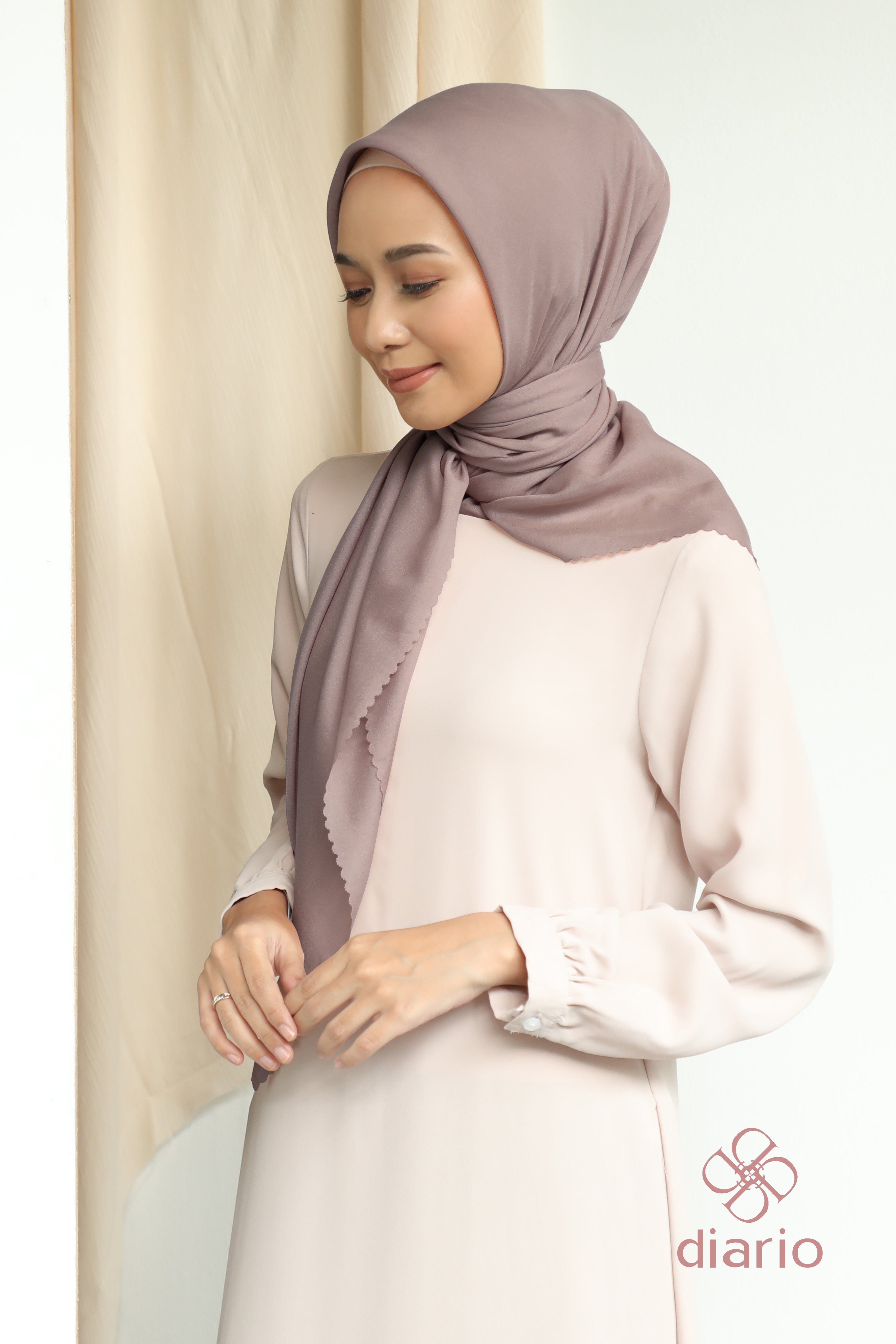 Diario - Kerudung Segi Empat Sahara LC Plain Scarf