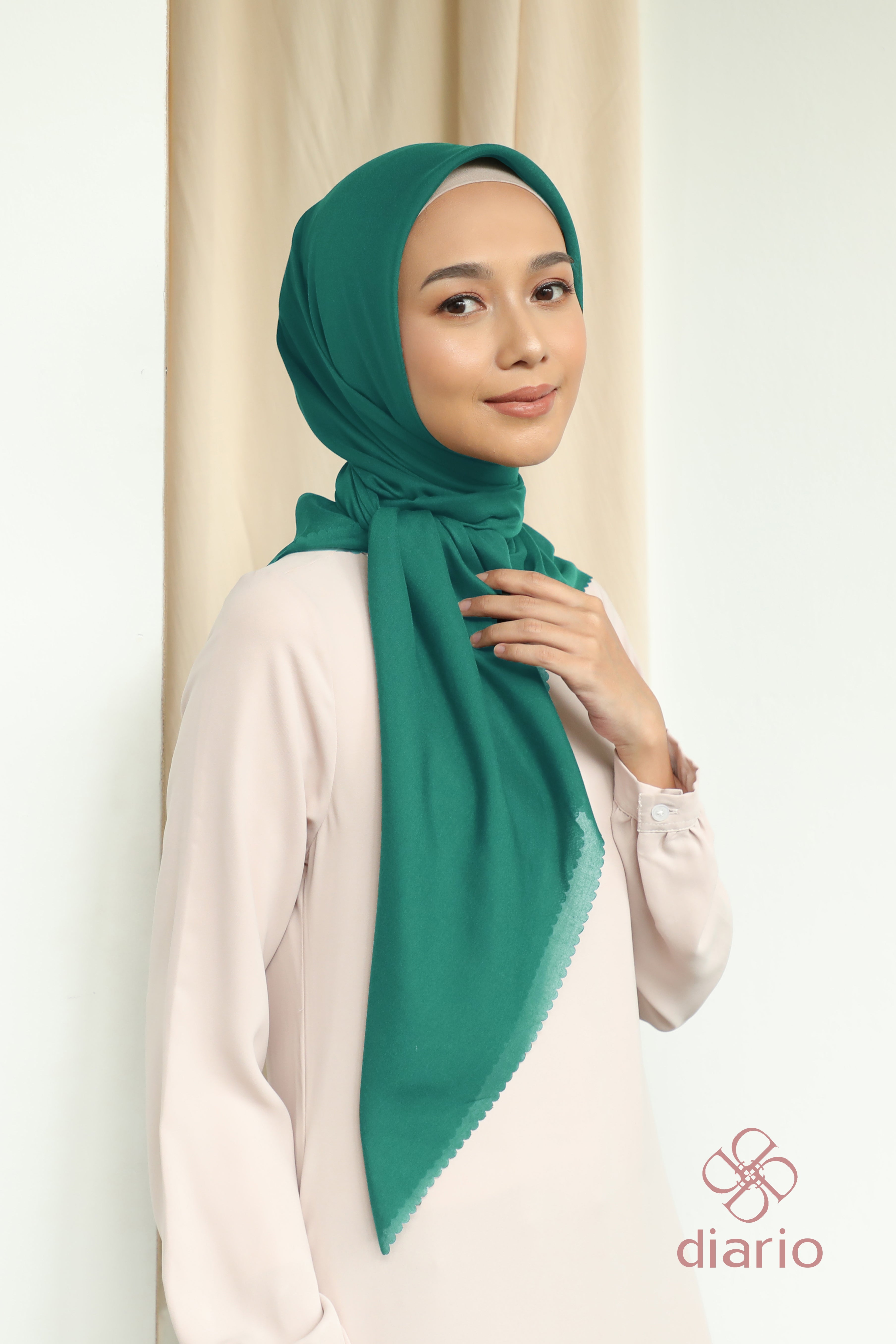 Diario - Kerudung Segi Empat Sahara LC Plain Scarf
