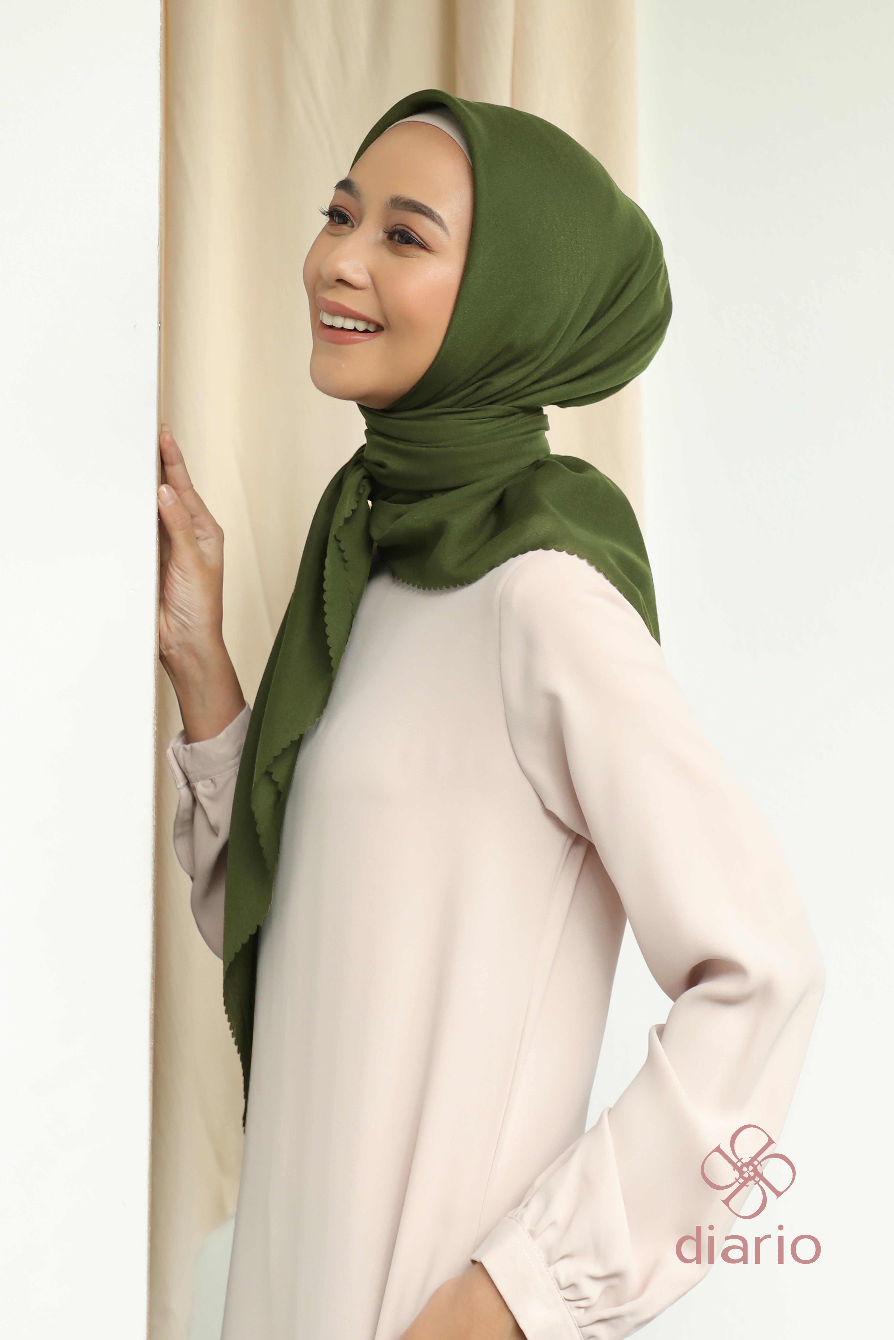 Diario - Kerudung Segi Empat Sahara LC Plain Scarf