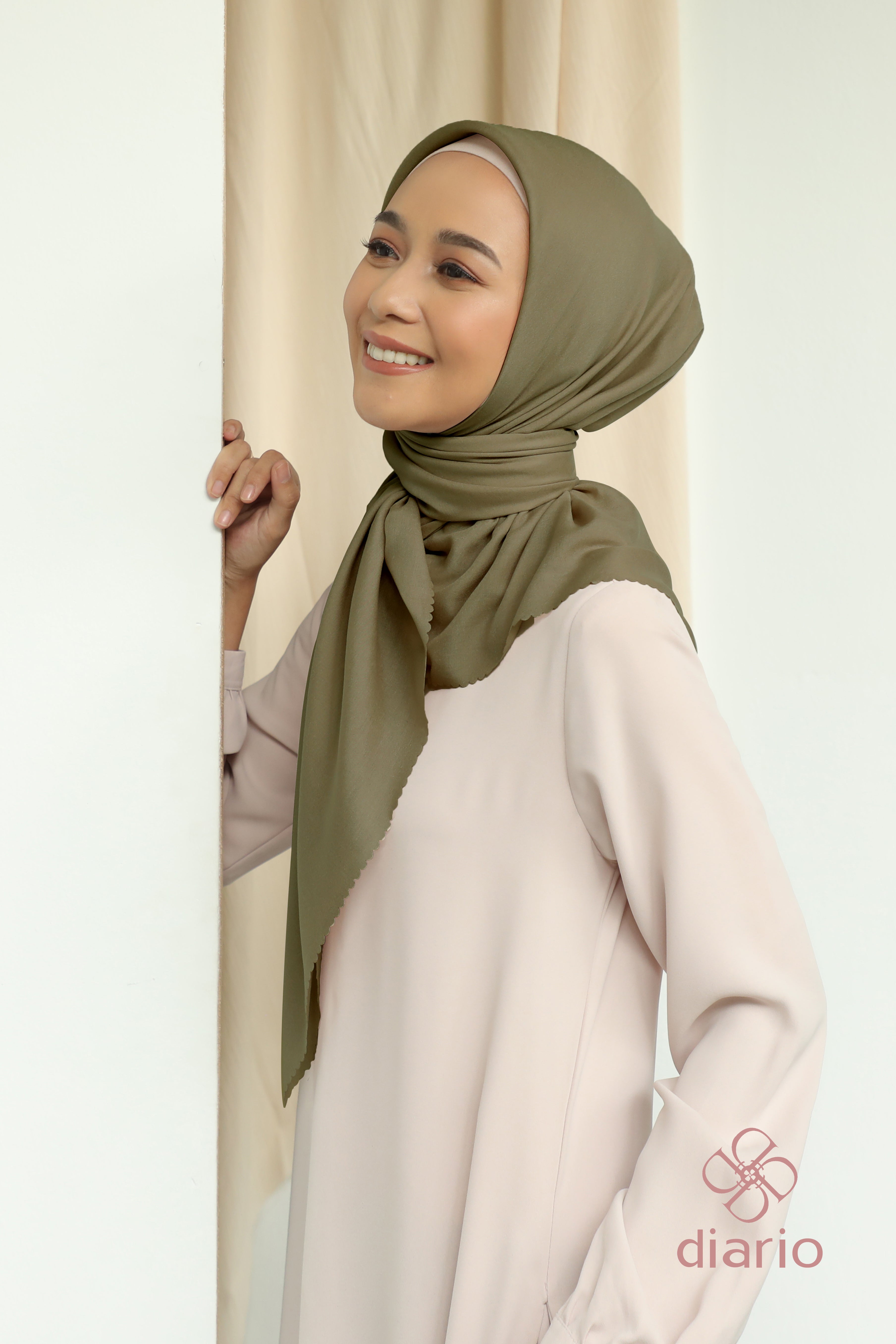 Diario - Kerudung Segi Empat Sahara LC Plain Scarf