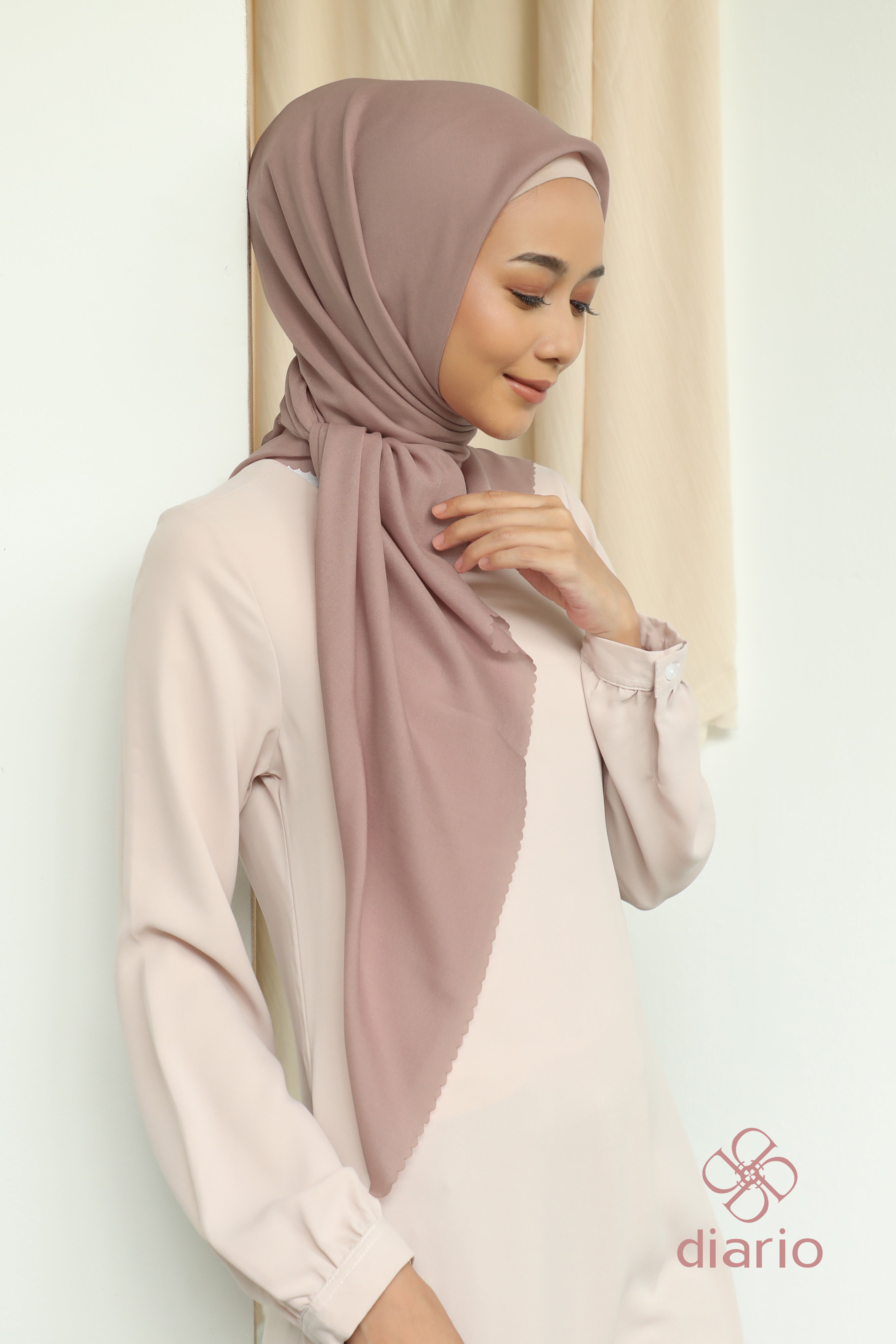 Diario - Kerudung Segi Empat Sahara LC Plain Scarf