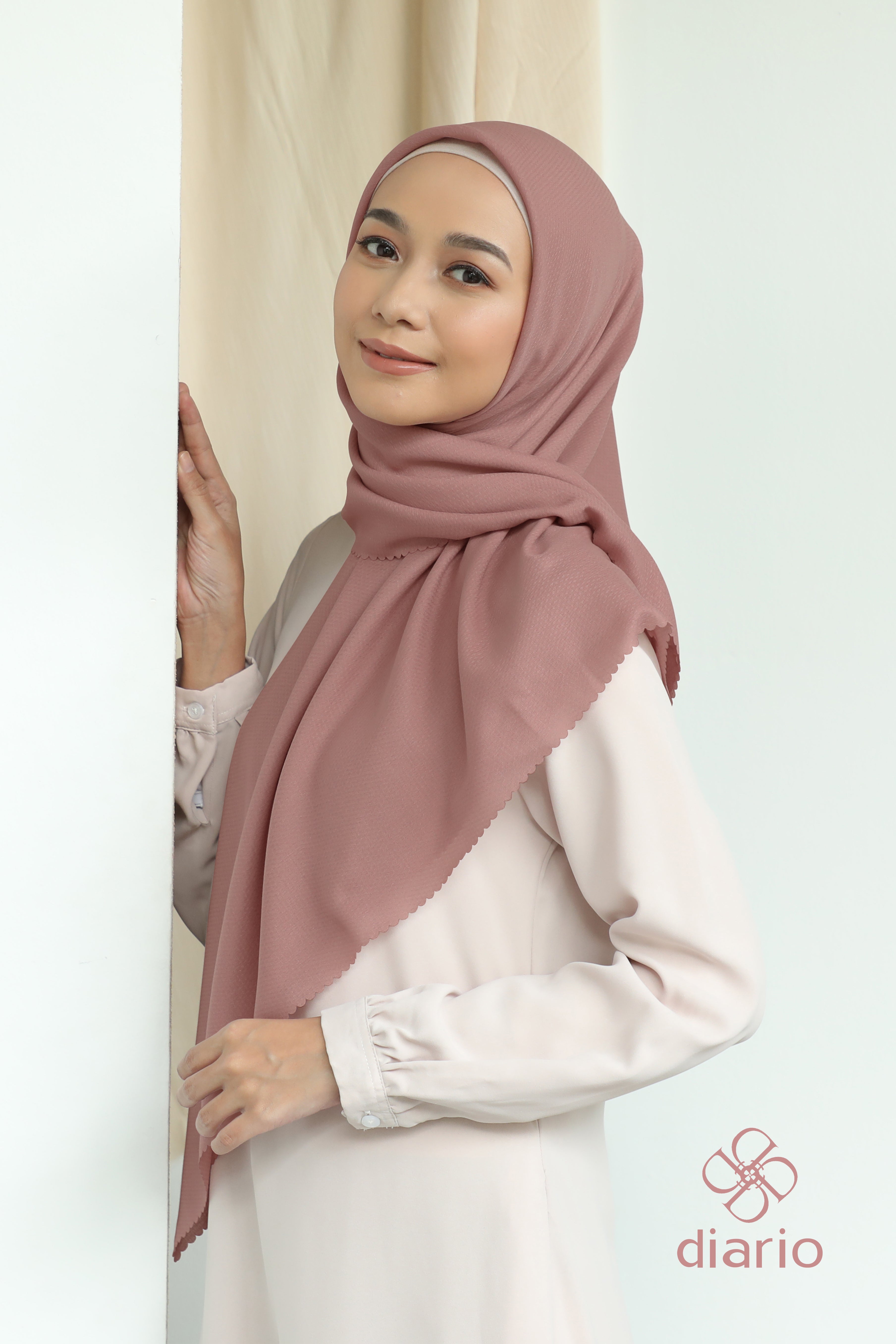 Diario - Kerudung Segi Empat Sahara LC Plain Scarf