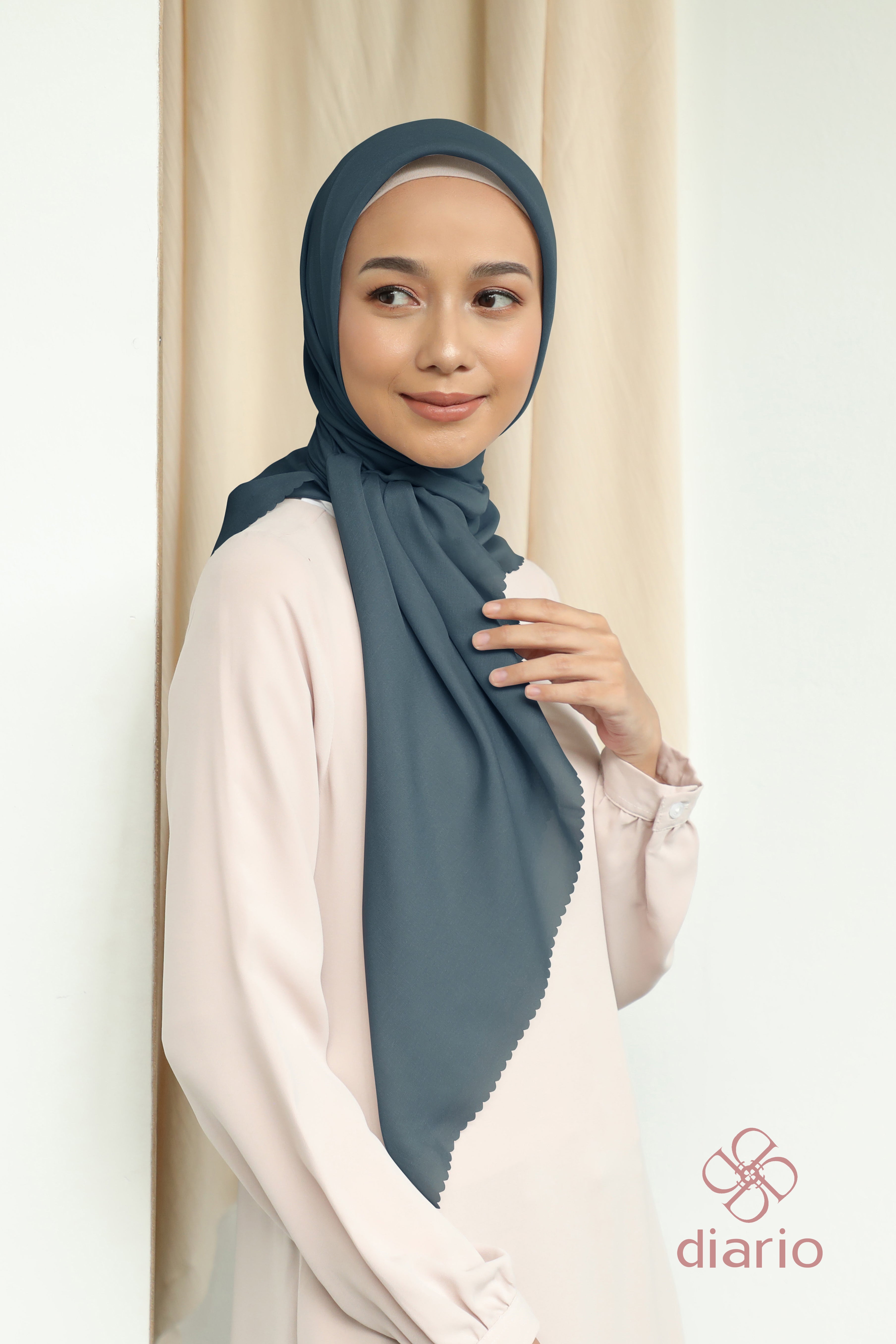 Diario - Kerudung Segi Empat Sahara LC Plain Scarf