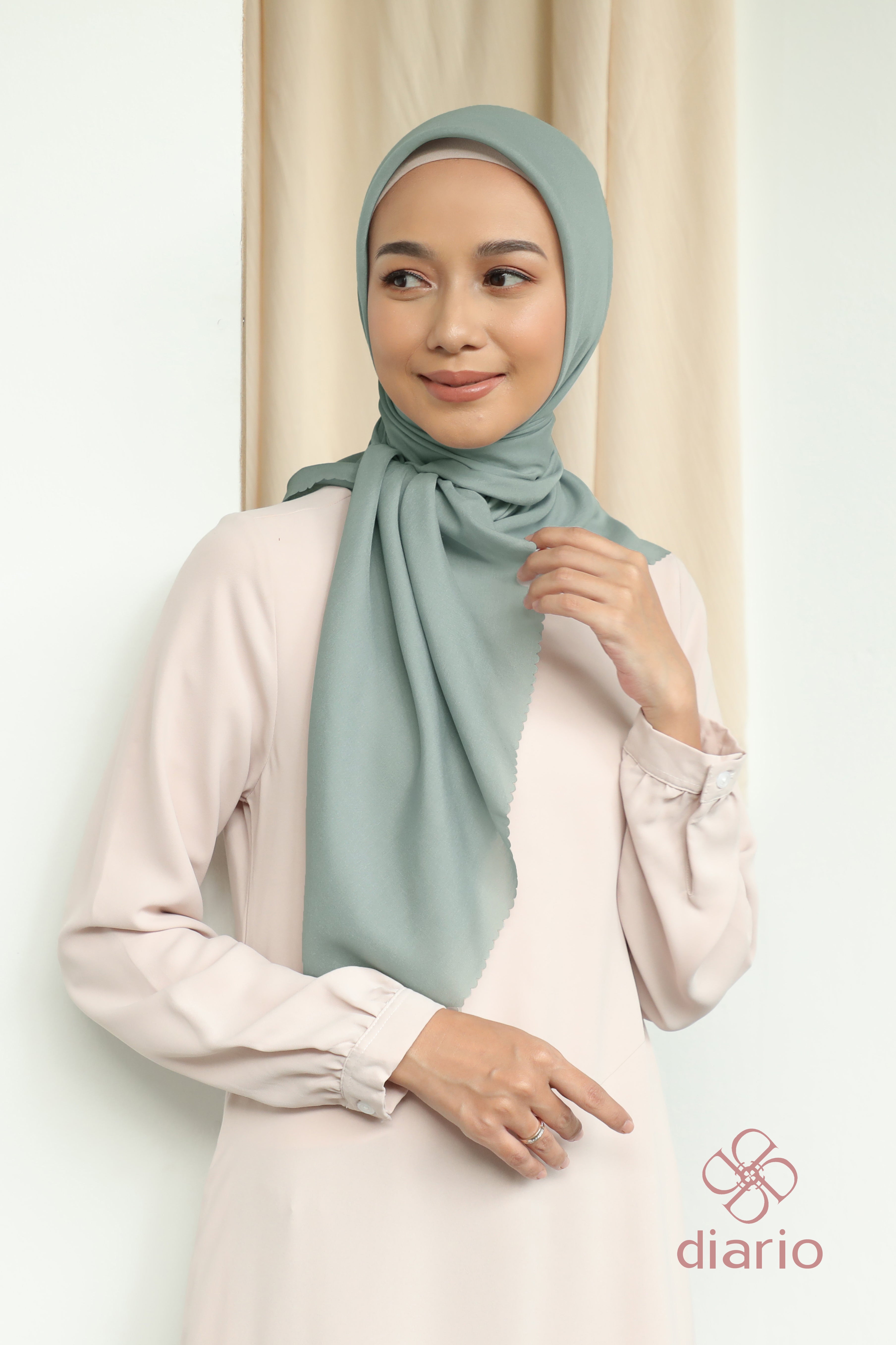 Diario - Kerudung Segi Empat Sahara LC Plain Scarf