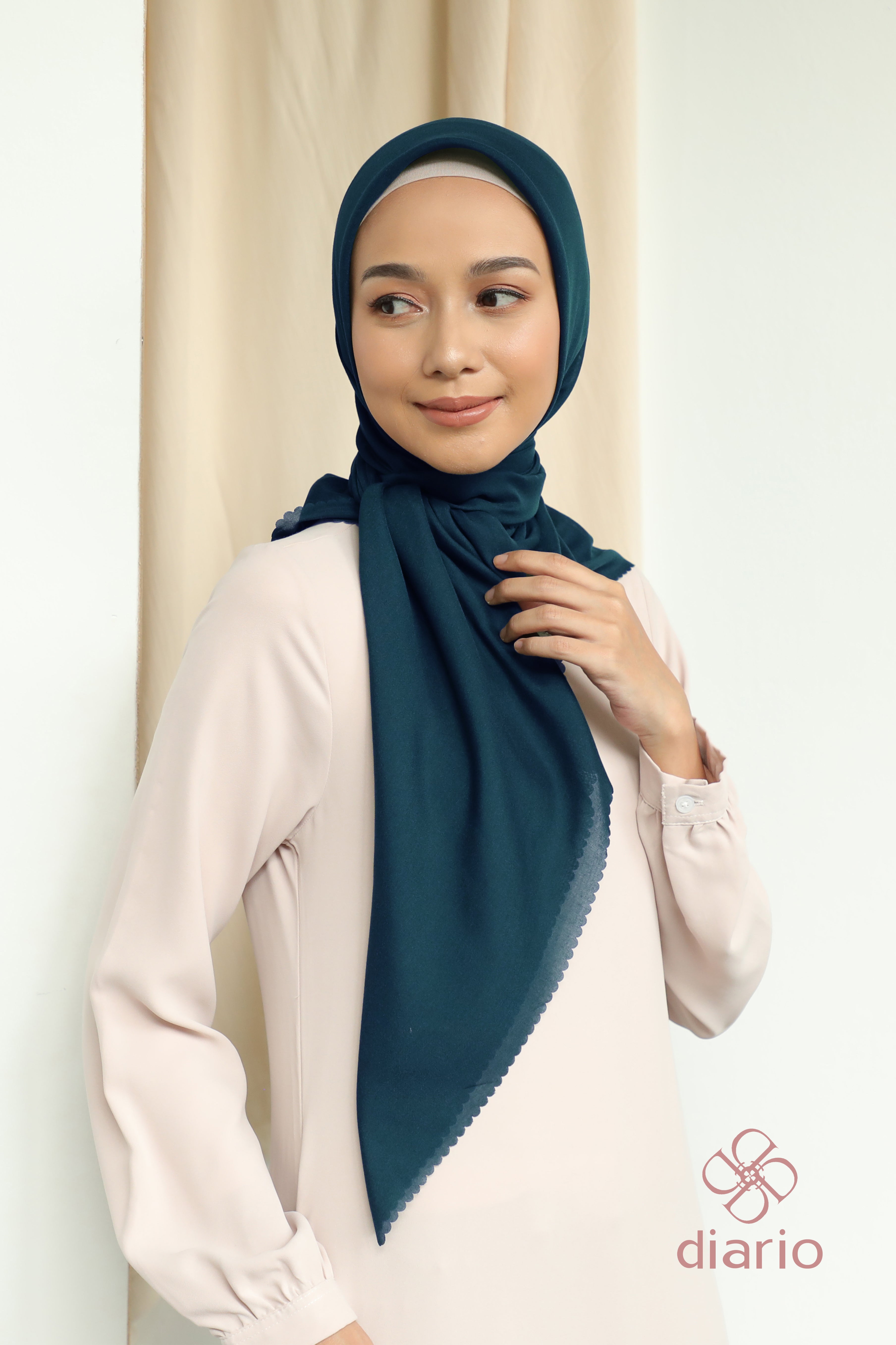 Diario - Kerudung Segi Empat Sahara LC Plain Scarf