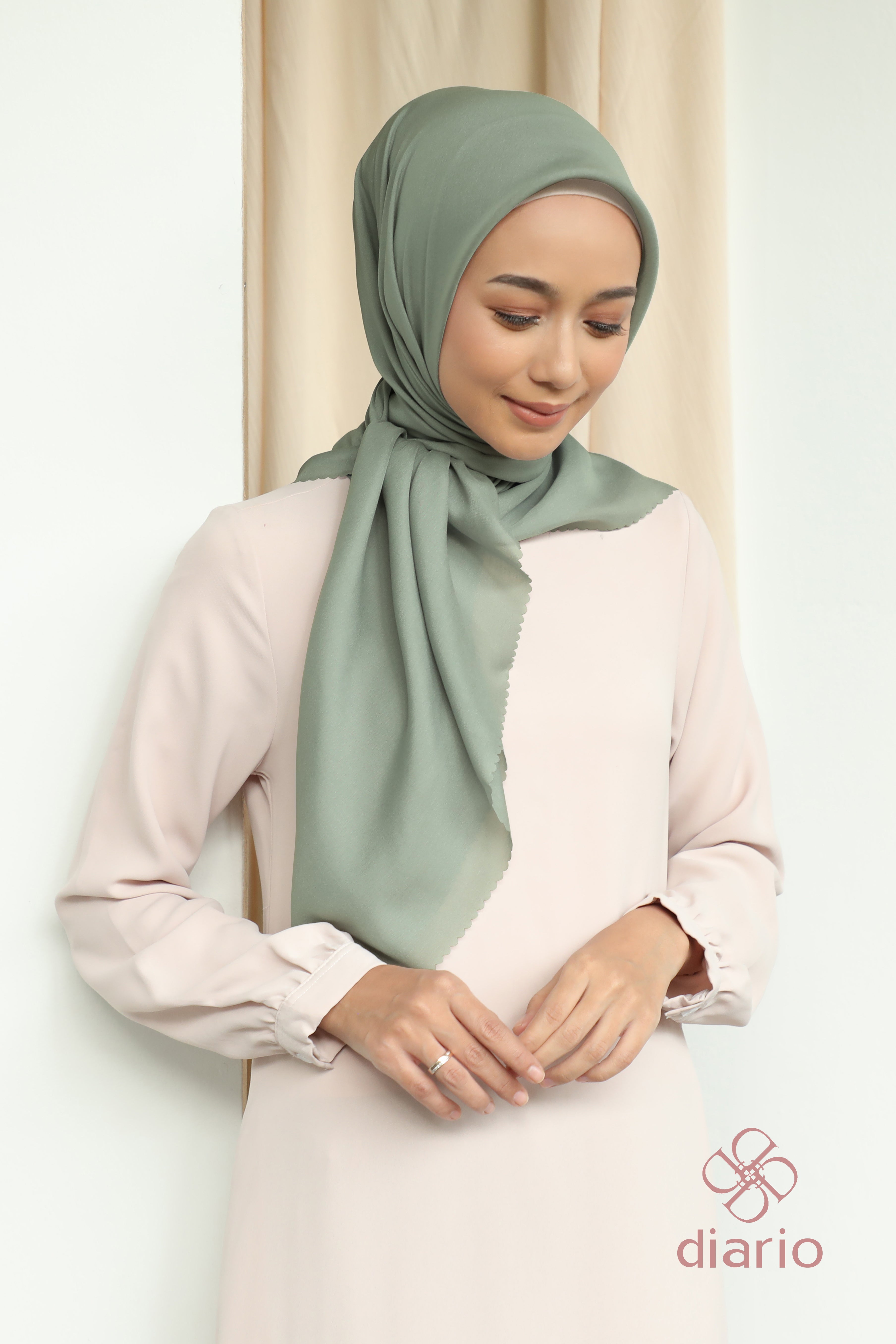 Diario - Kerudung Segi Empat Sahara LC Plain Scarf
