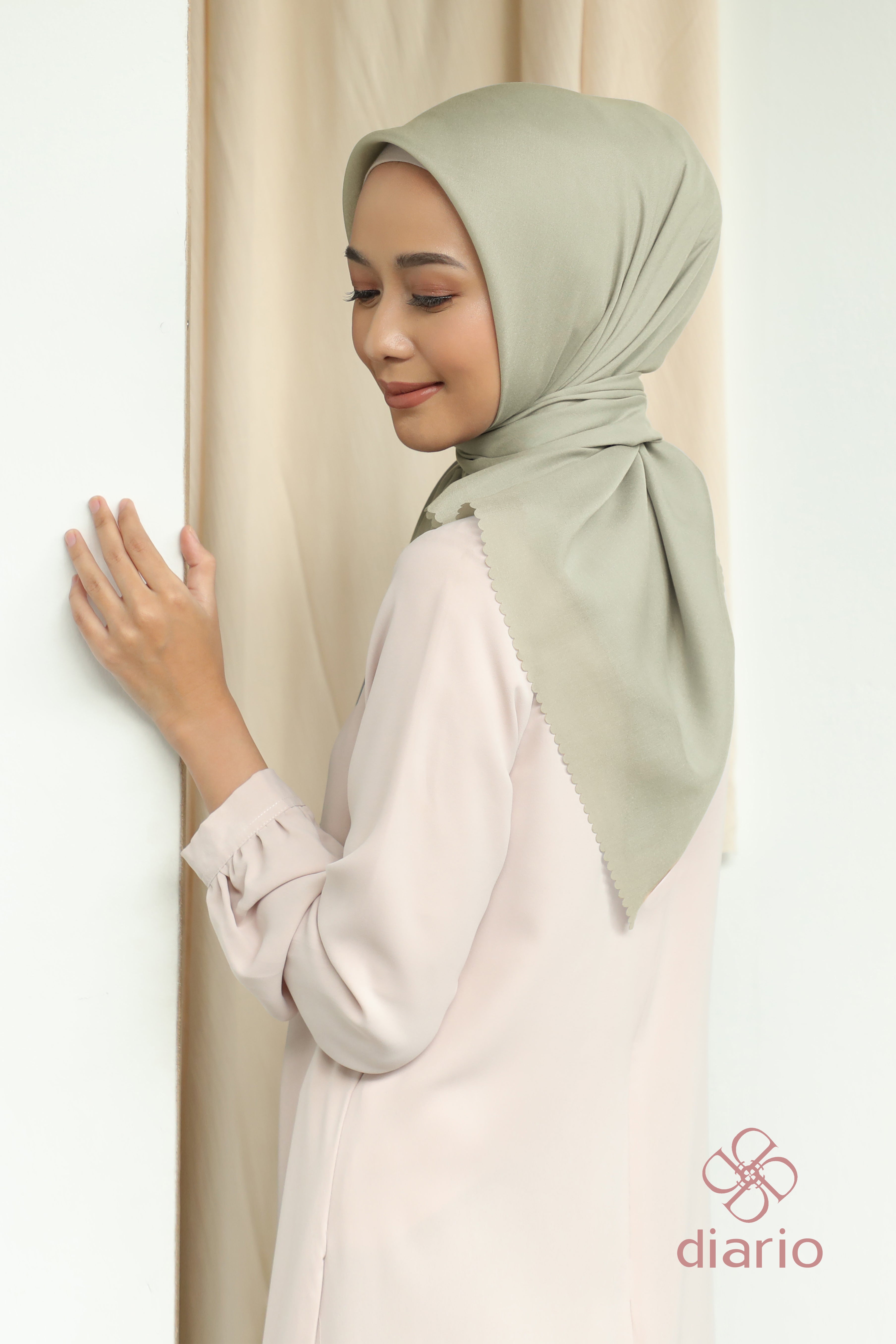 Diario - Kerudung Segi Empat Sahara LC Plain Scarf