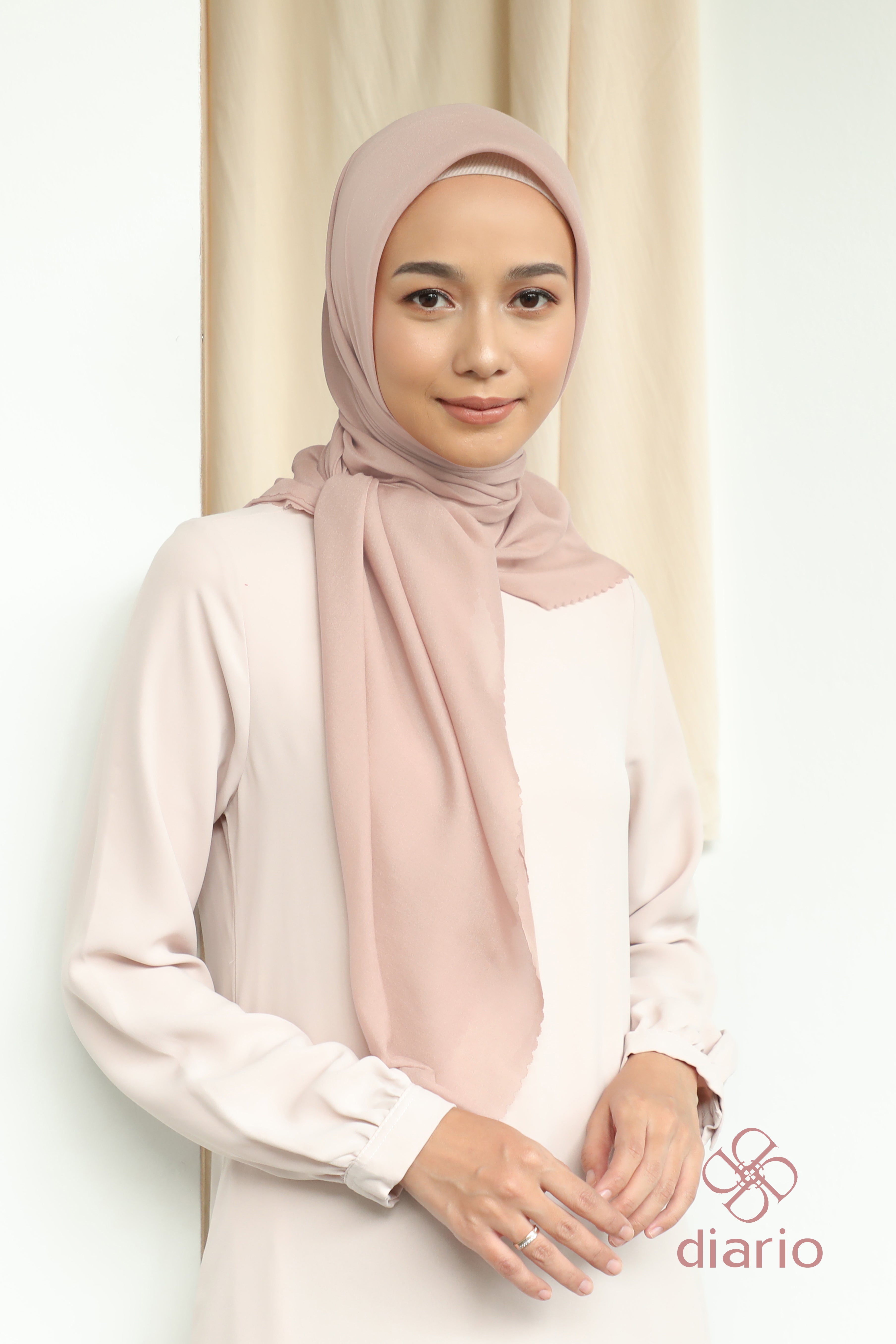 Diario - Kerudung Segi Empat Sahara LC Plain Scarf